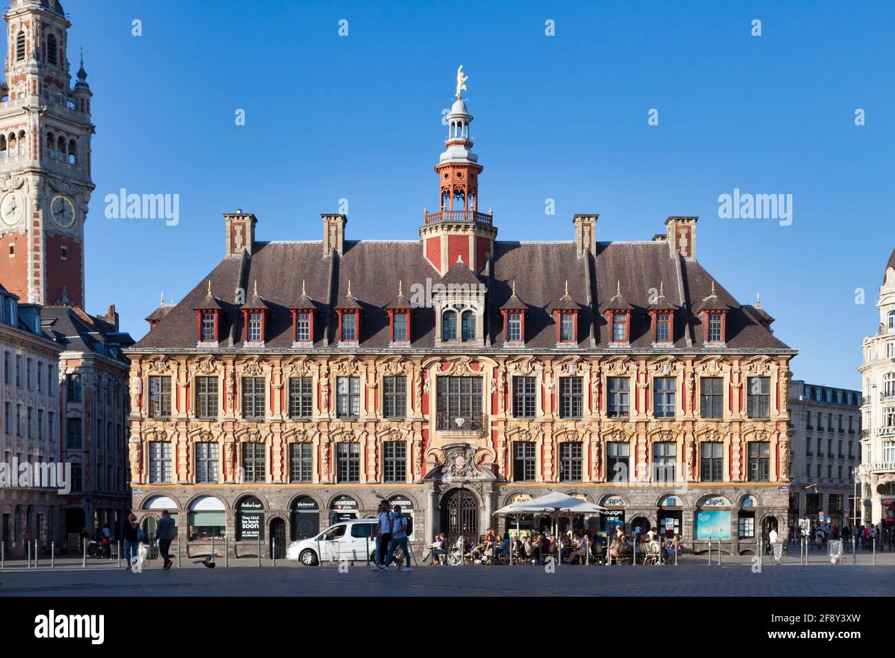 Lille, Frankreich - Juni 22 2020: Die alte Börse (Vieille Bourse) ist das ehemalige Gebäude der Industrie- und Handelskammer von Lille. Stockfoto