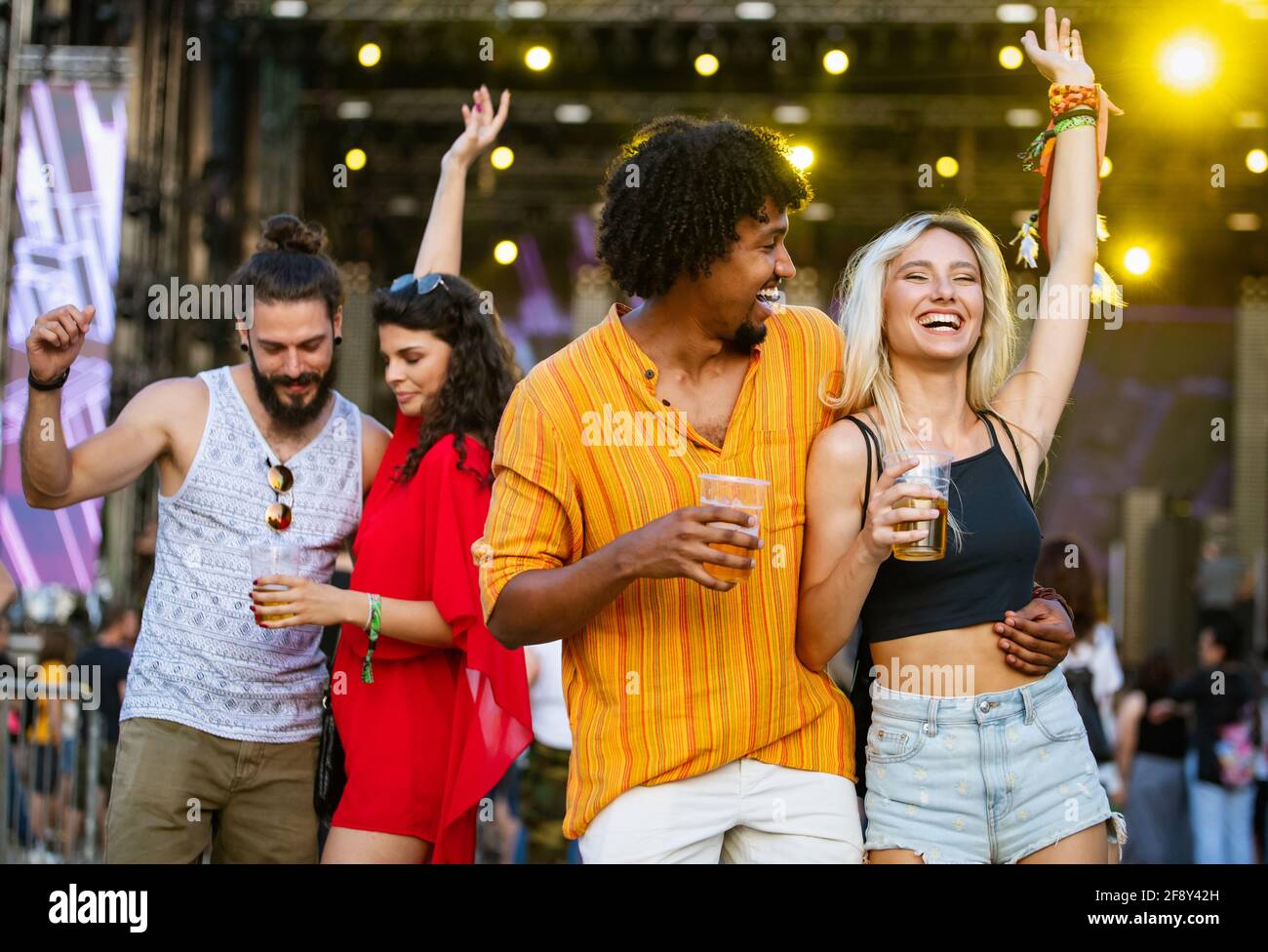 Fröhliche junge Gruppe von Freunden, die im Sommer Festivals besuchen Stockfoto
