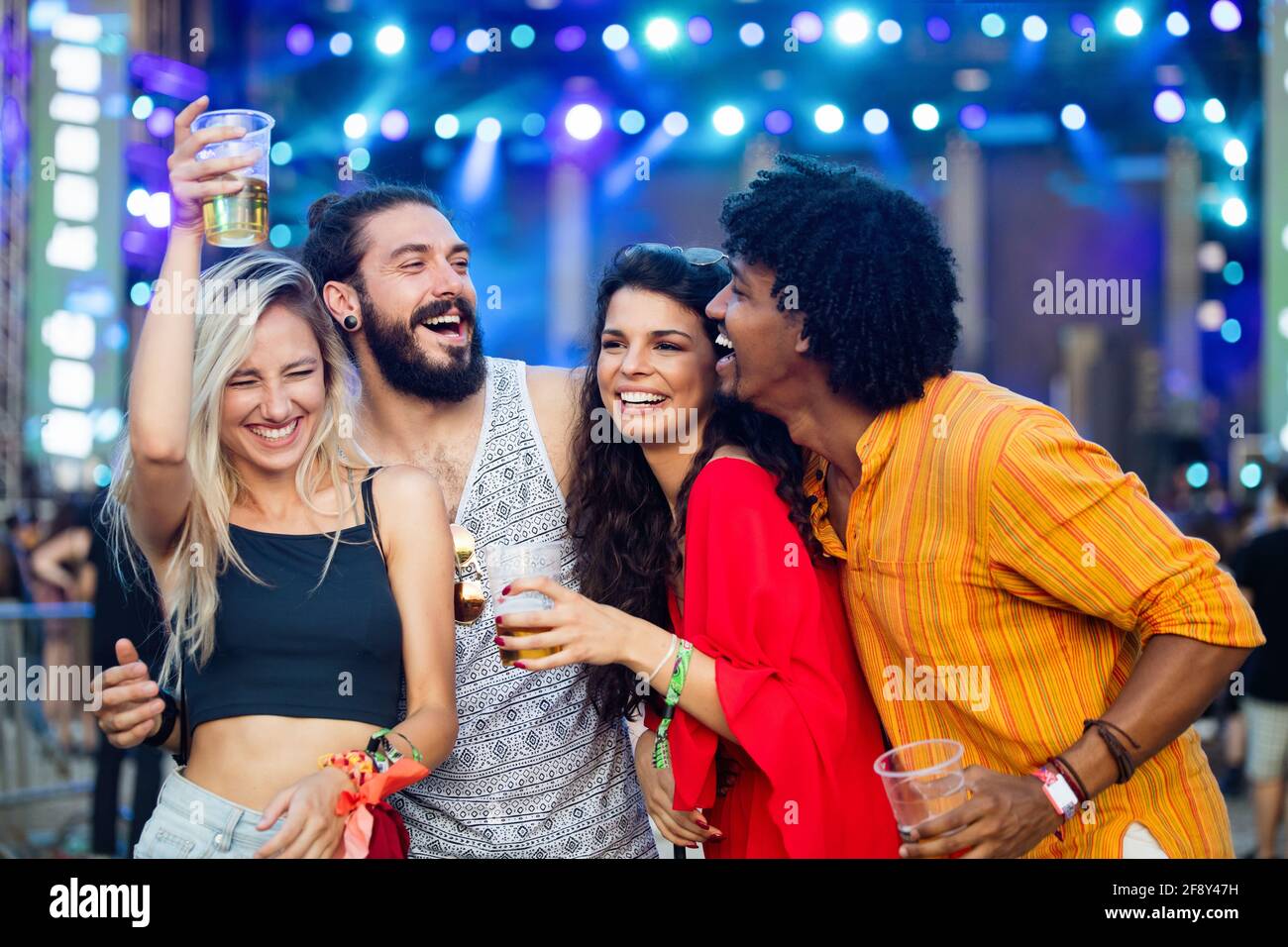Fröhliche junge Gruppe von Freunden, die im Sommer Festivals besuchen Stockfoto