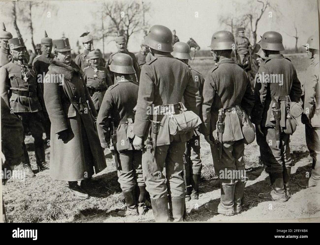 Kaiser Karl I. besucht die 3. Armee im Raum Majdan in der Westukraine. Stockfoto