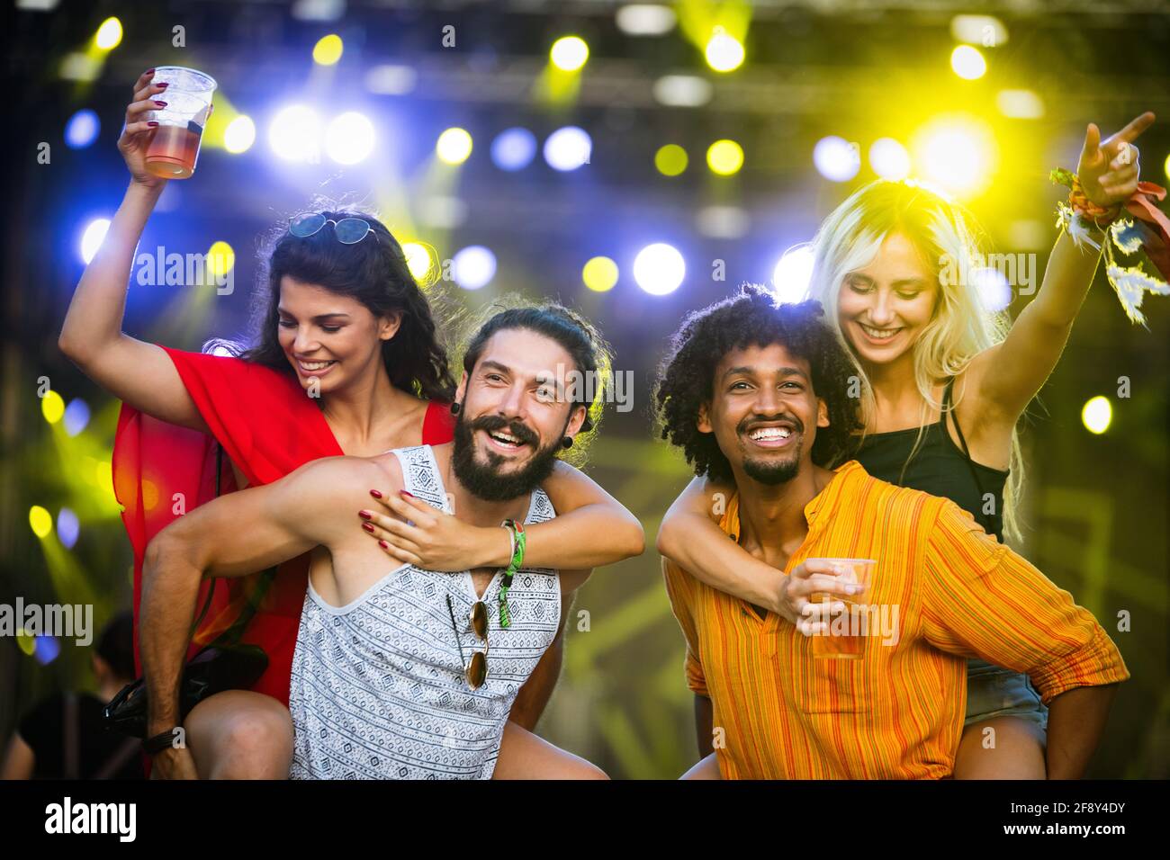 Glückliche junge Menschen Teilnahme an Festivals im Sommer Spaß Stockfoto