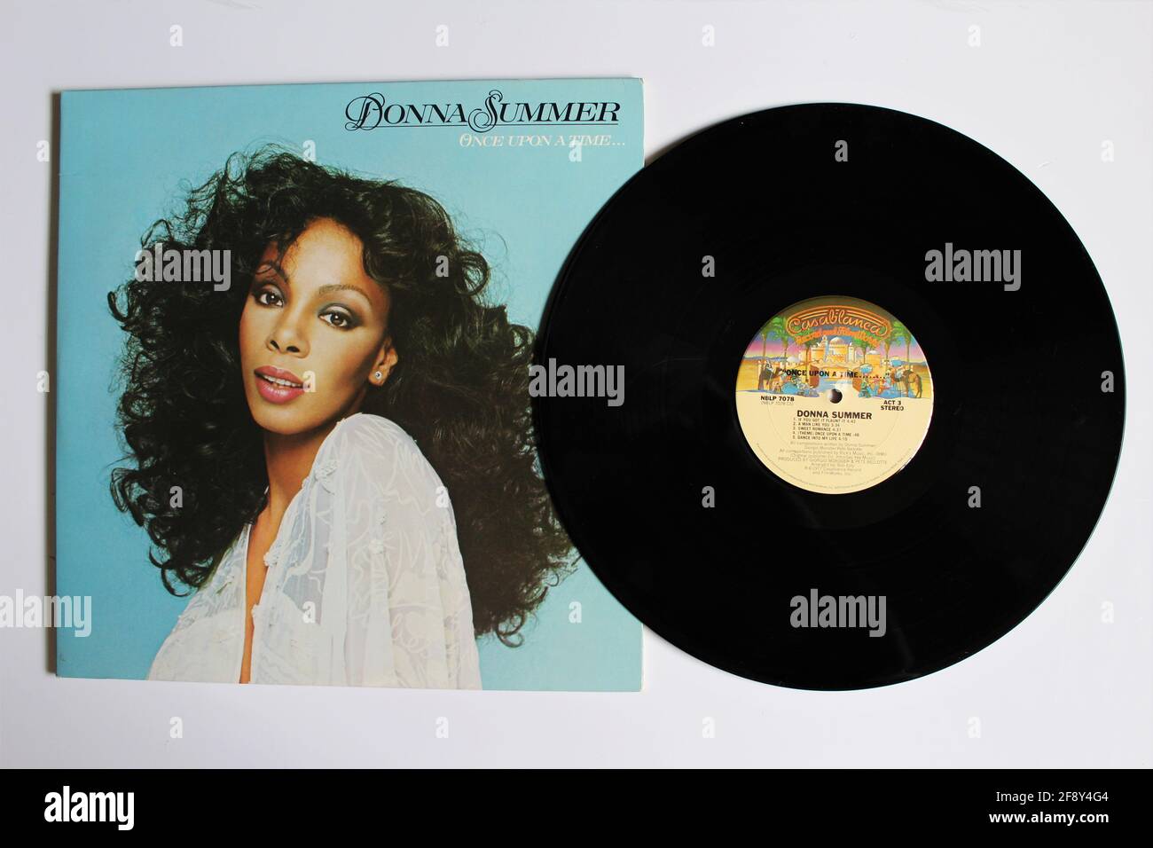 Disco, RnB, Tanz- und Soulkünstlerin Donna Sommeralbum auf Vinyl-LP. Titel: Es war einmal Stockfoto