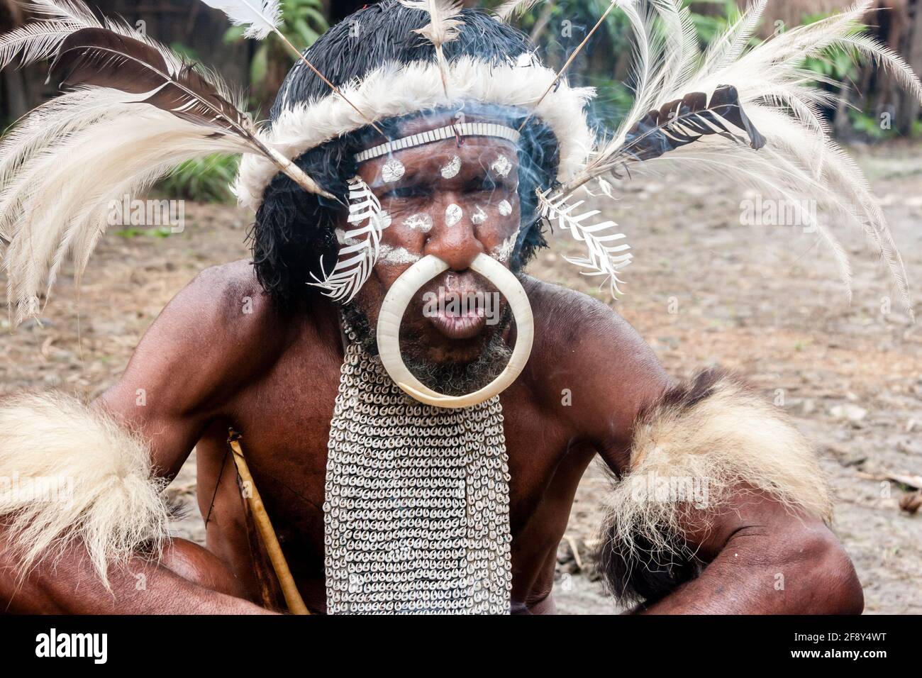Wamena, Indonesien - 9. Januar 2010: Das Oberhaupt des Dani-Stammes im Dorf Dugum Dani, Irian Jaya, Indonesisches Neuguinea Stockfoto