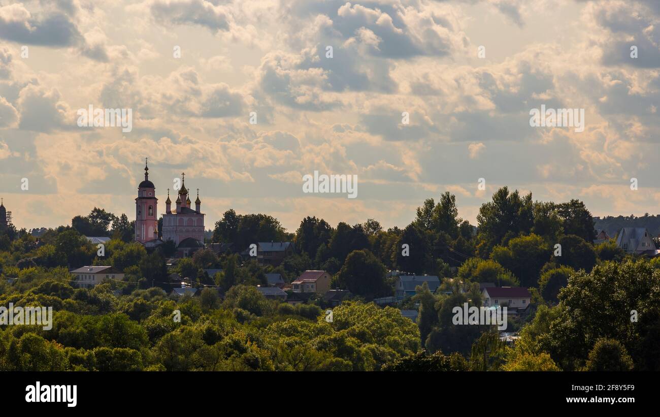 Orthodoxe Kirche in der Nähe des Flusses, russische Stadt Borowsk Stockfoto