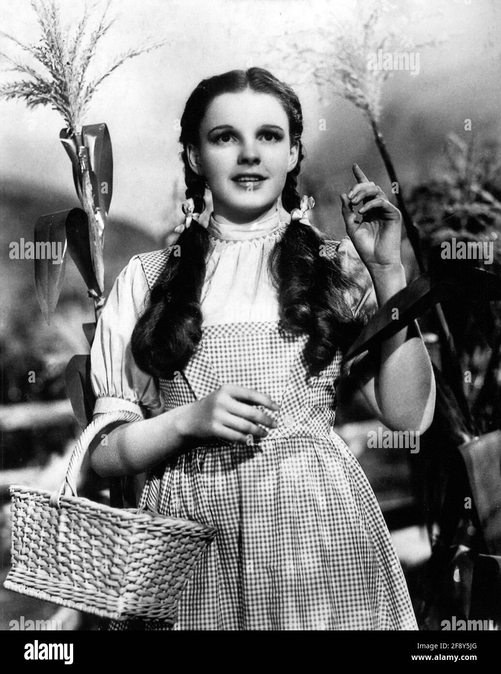 Judy Garland. Porträt der amerikanischen Schauspielerin und Sängerin Judy Garland (geb. Frances Ethel Gumm, 1922-1969), Werbestill für den Film 'der Zauberer von Oz', 1939 Stockfoto
