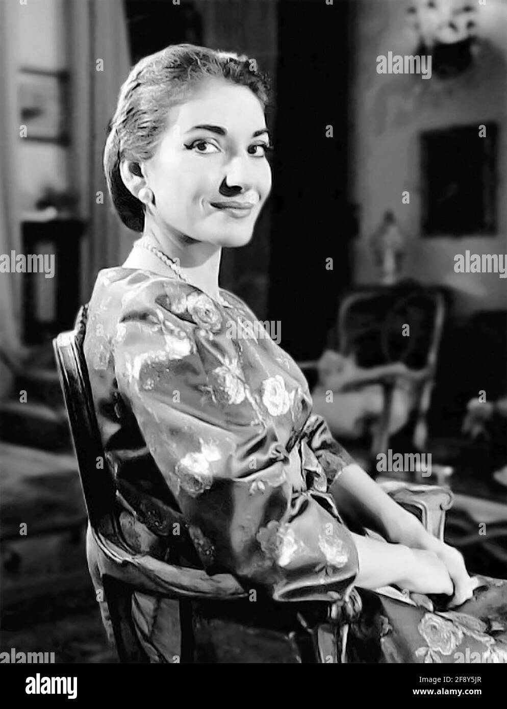 Maria Callas. Porträt der in Amerika geborenen griechischen Opernsängerin Maria Callas (1923-1977), Werbeaufnahme aus der TV-Talkshow „Small World“, 1958 Stockfoto
