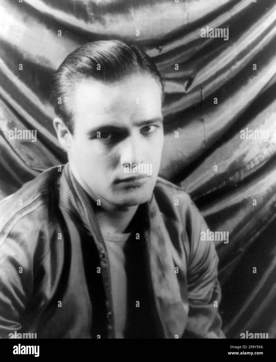 Marlon Brando. Porträt des amerikanischen Schauspielers und Regisseurs Marlon Brando Jr. (1924-2004) in „A Streetcar named Desire“. Foto von Carl van Vechten, 1948 Stockfoto