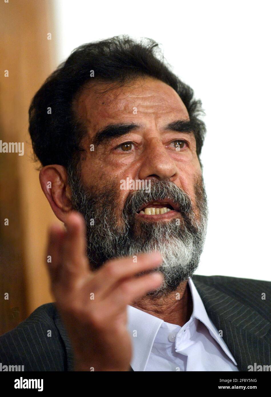 Saddam Hussein. Porträt des ehemaligen irakischen Präsidenten Saddam Hussein Abd al-Majid al-Tikriti 1937-2006). Foto DER US-Armee, das er nach seiner Gefangennahme in Tikrit, Irak, vor einem Tribunal aufgenommen hatte. Foto aus dem Jahr 2004. Stockfoto