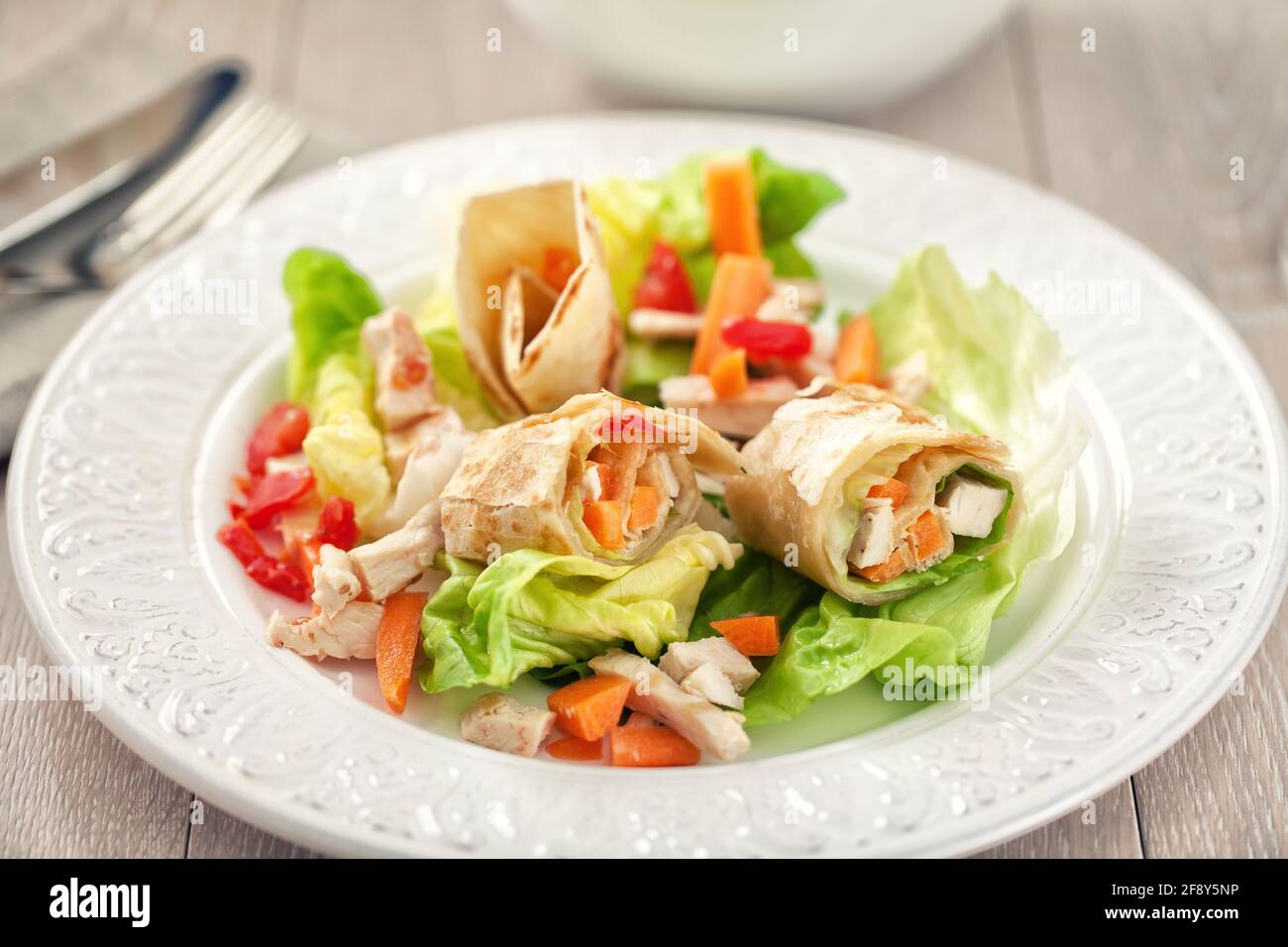 Chicken Sandwich auf einen Teller wickeln. Hochwertige Fotos. Stockfoto