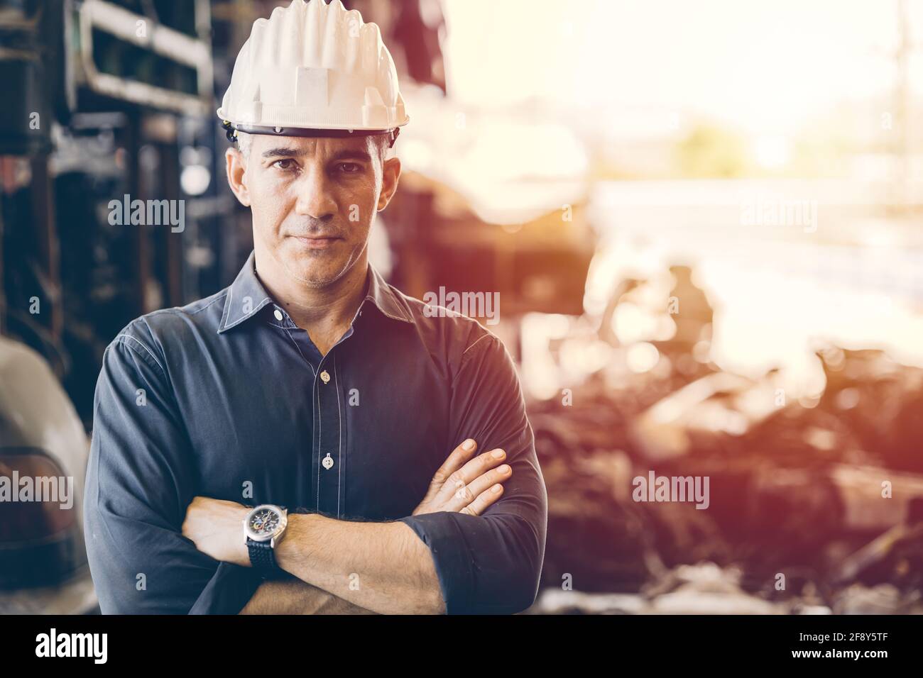 Porträt eines professionellen Head Master Engineer, der im Werksstand arbeitet Armfaltung sieht selbstbewusst aus und bietet Platz für Text Stockfoto