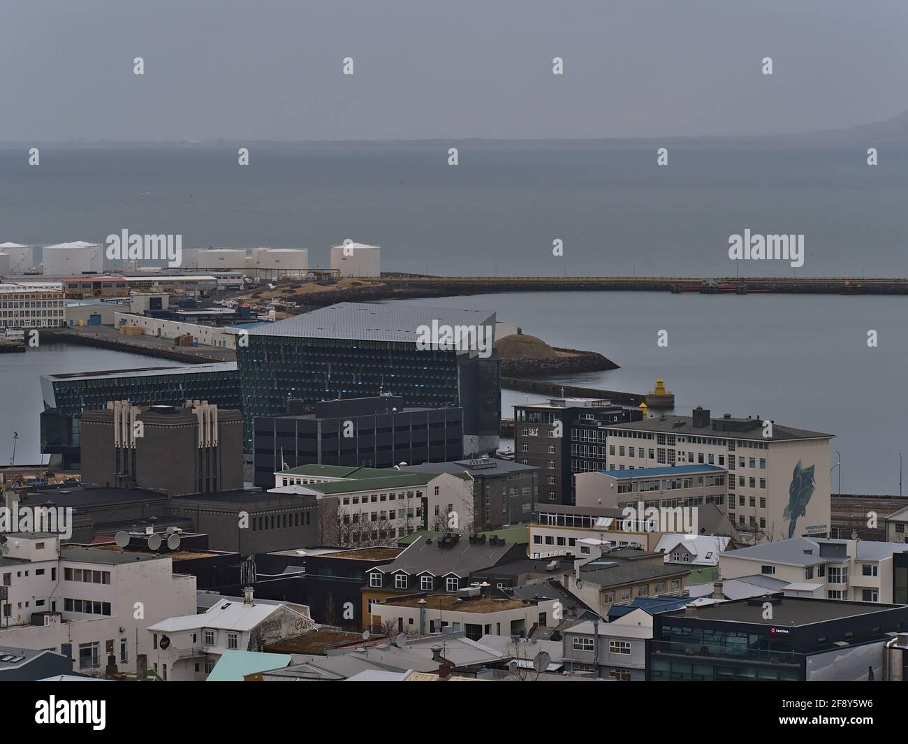 Luftaufnahme über den westlichen Teil der Innenstadt von Reykjavik mit Konzertsaal und Konferenzzentrum Harpa an der Atlantikküste an bewölktem Tag im Winter. Stockfoto