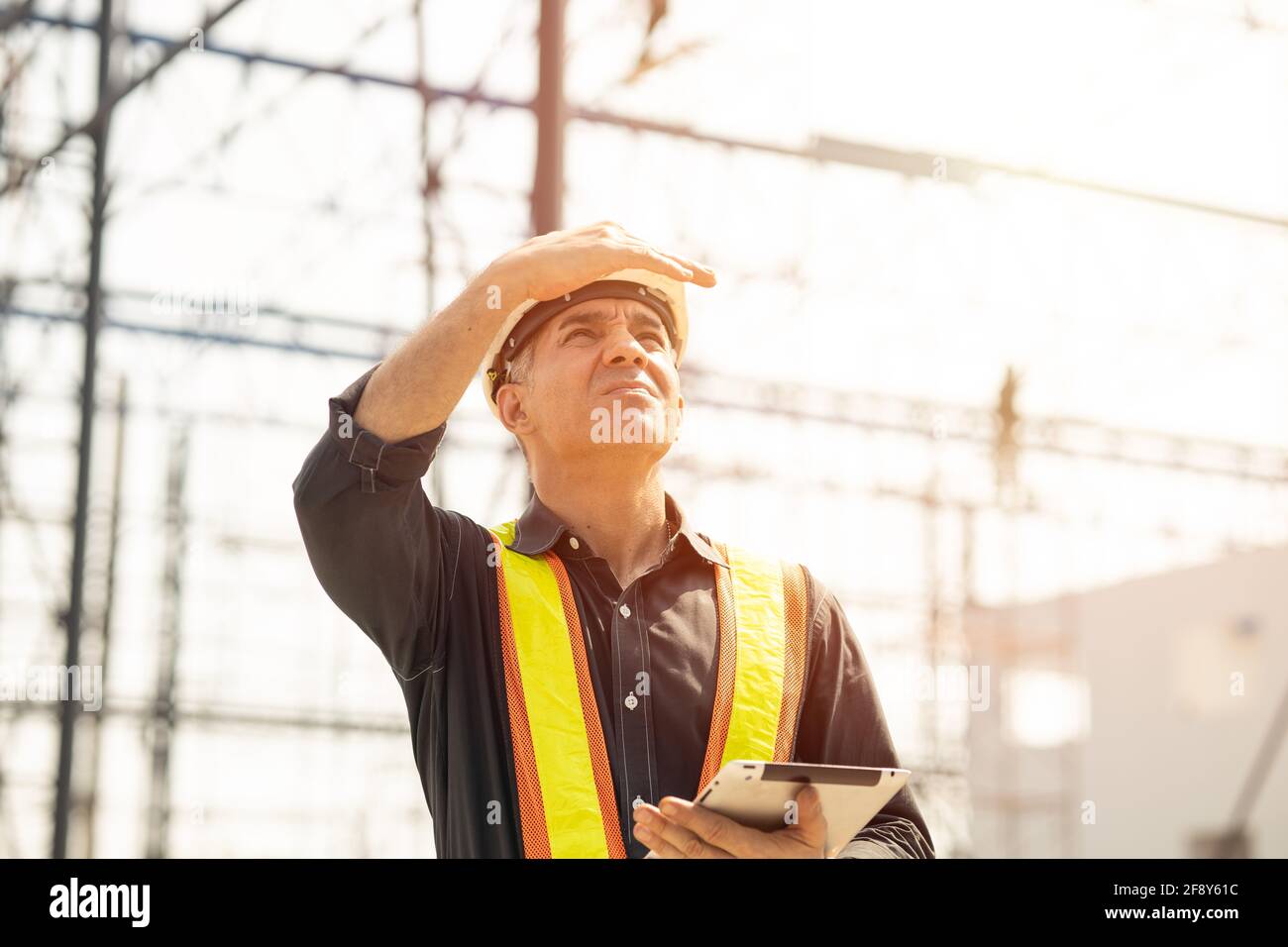 Baumeister Ingenieur Arbeiter Blick auf große Baustelle sonnigen Tag harte Arbeit. Stockfoto