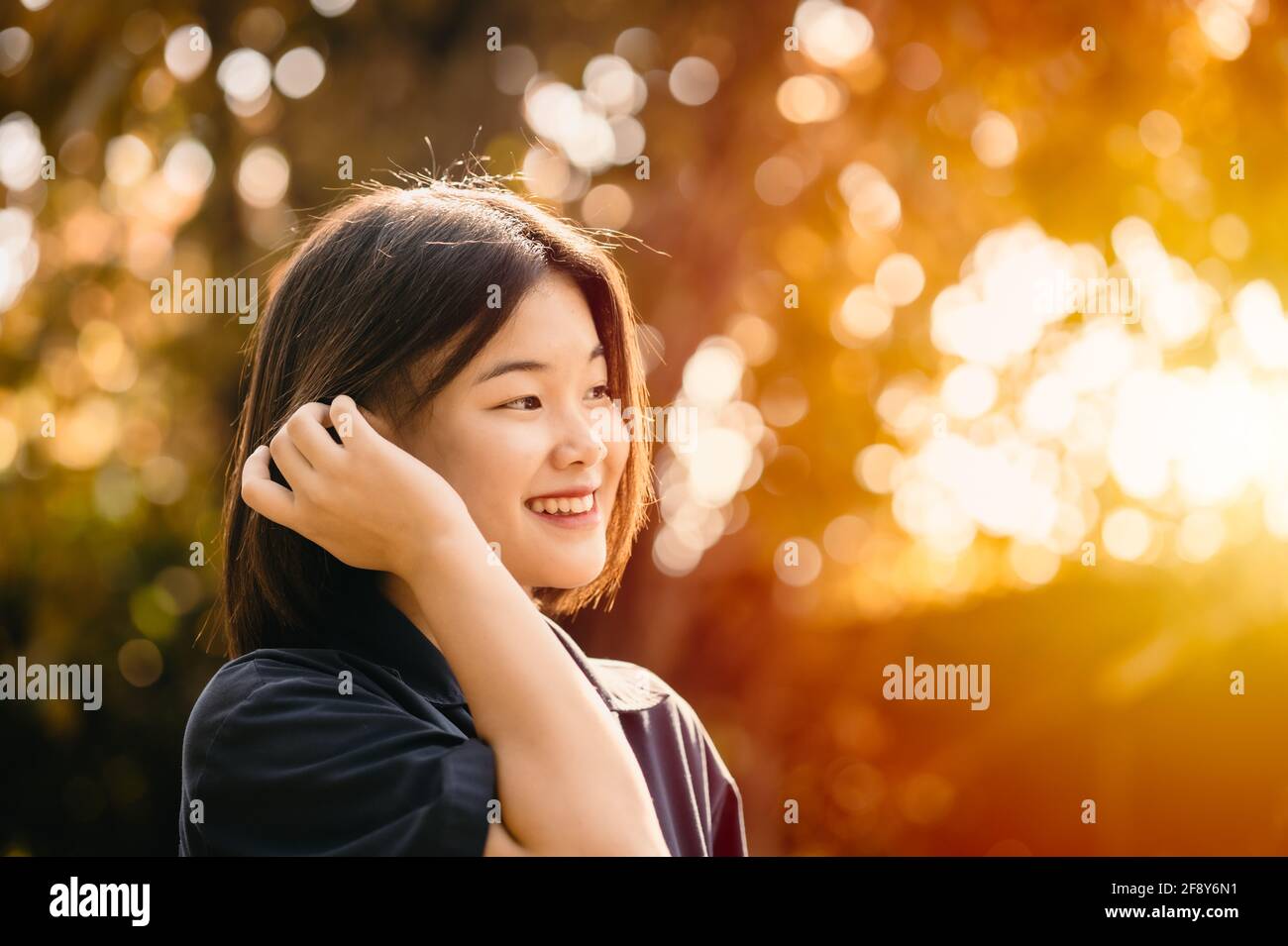 Asiatisch niedlich Mädchen teen unschuldig schüchtern lächelnd Glück Moment mit Natur Sonnenschein schönen Hintergrund Stockfoto