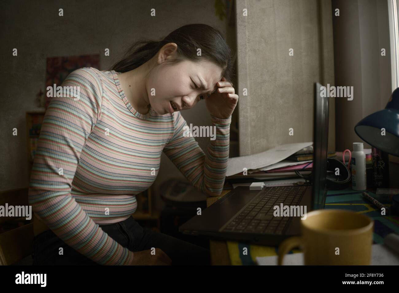 Lifestyle-Porträt von jungen gestressten und besorgt asiatische koreanische Frau Von zu Hause aus arbeiten oder zu Hause in Stress studieren Das Büro ist frustriert und Stockfoto