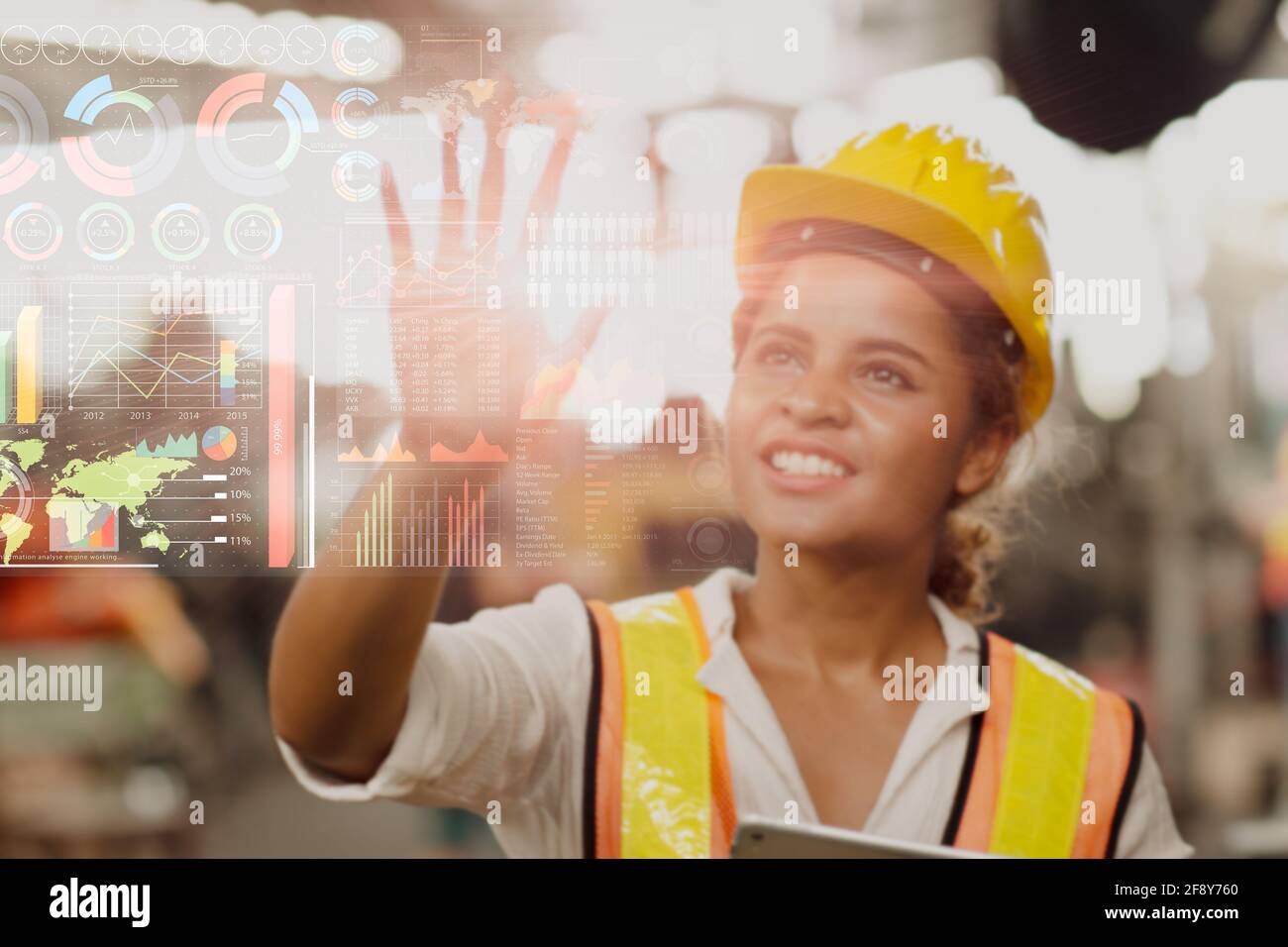 Innovative Technologie für die Fabrikplanung Informationsdisplay-Overlay mit Ingenieurinnen glücklich Konzept Design verwenden. Stockfoto