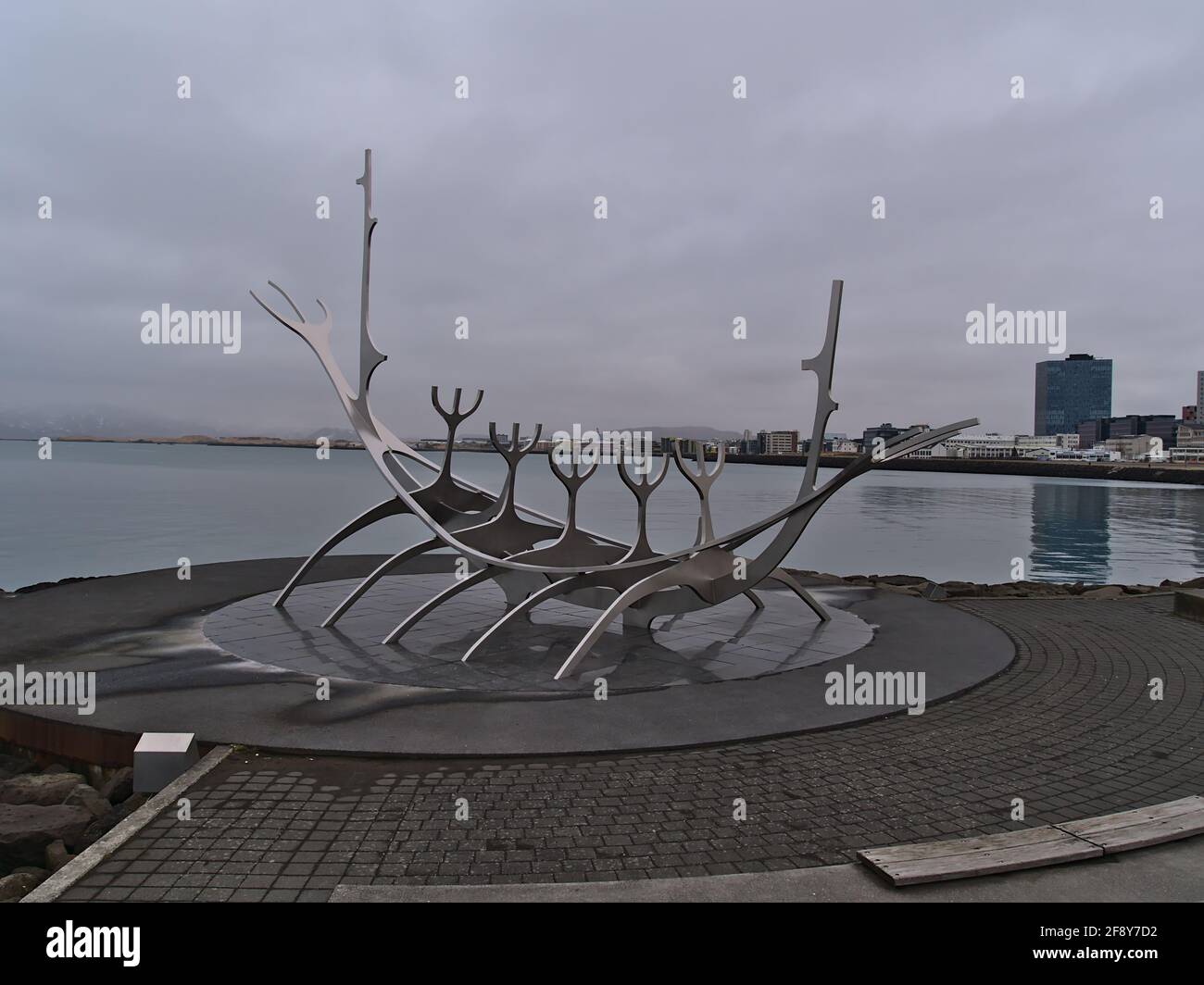 Ansicht der berühmten Skulptur die Sonnenschiff (isländisch: Sólfar), die der Künstler Jón Gunnar Árnason an bewölktem Tag in der Wintersaison entworfen hat. Stockfoto
