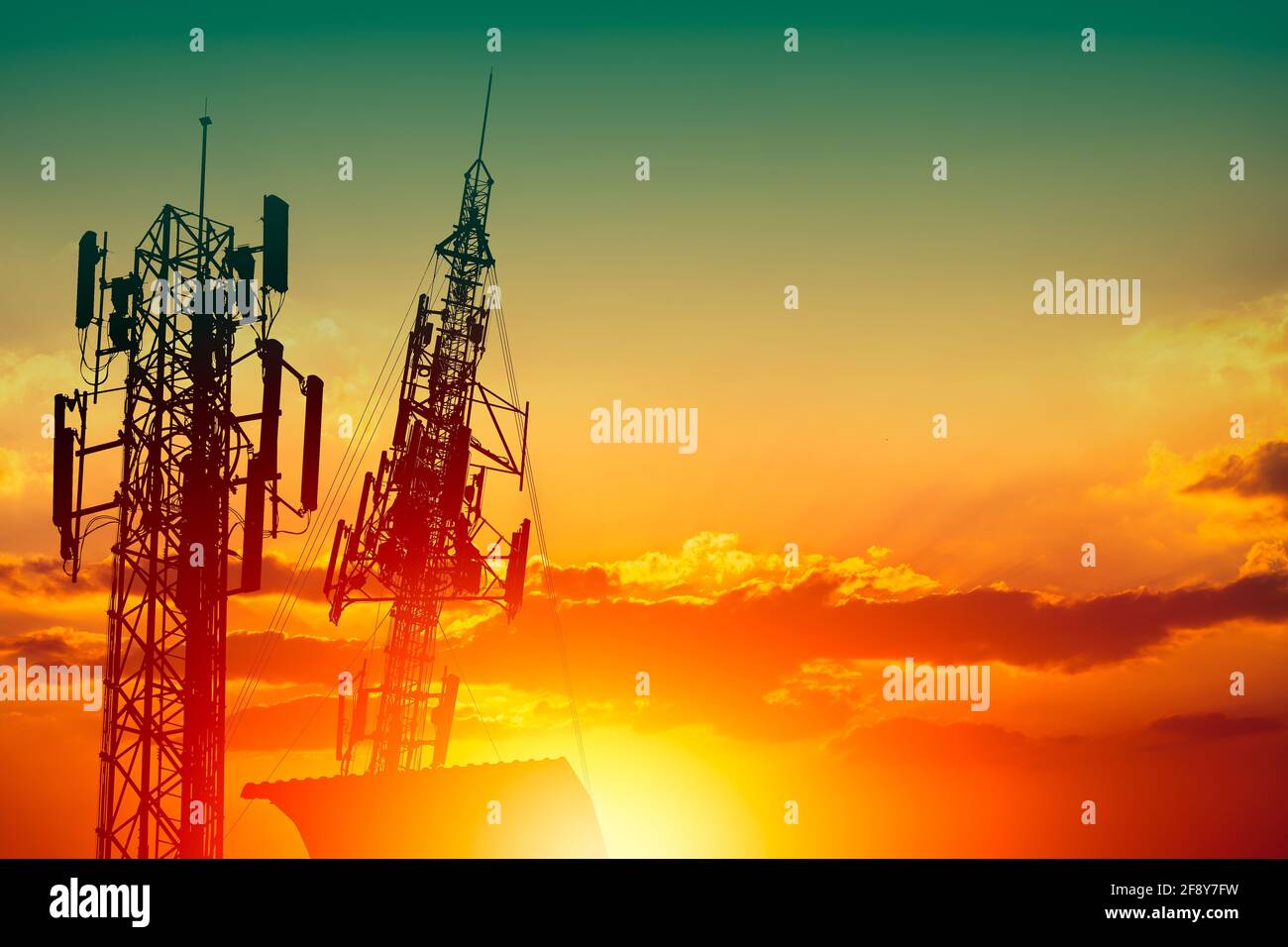 Silhouette von Hochfrequenz-5G-Station-Kommunikationsturm oder 4G Netzwerk-Telefon-Handy mit Abenddämmerung Sonnenuntergang Himmel mit Platz für Text Stockfoto