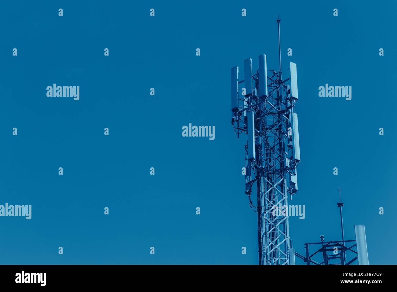 Mobilfunksignalmast-Standort der digitalen 4G-Antenne Blauer Farbton für High-Tech-Kommunikationssystem mit Platz Für Text Stockfoto