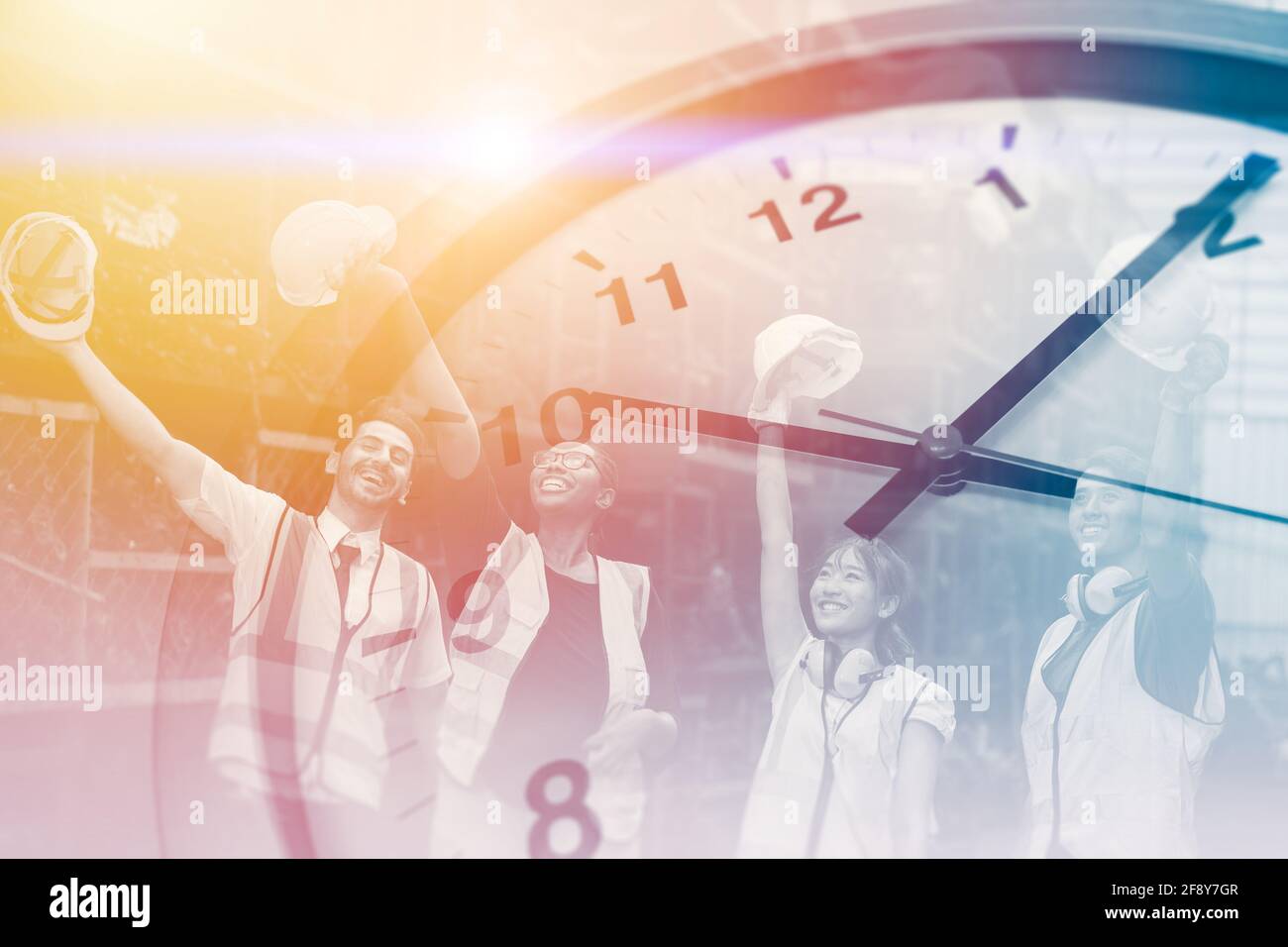 Happy Times Arbeiter für gute Arbeitszeiten, Fabrik-Zeit-Uhr-Overlay gewinnen Erfolg fröhliche Arbeitsstunden in der Industrie Fabrik Stockfoto