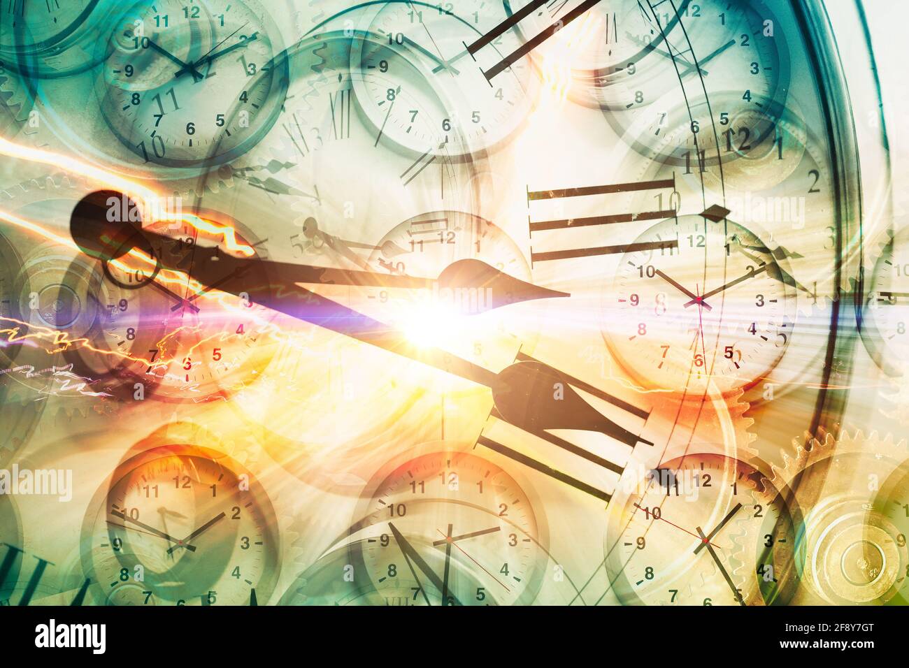 Zeitreise oder Zeitmaschine Konzept, Zeituhren Overlay mit Licht Spur Auto fahren hohe Geschwindigkeit zu Hyper Raum schnellen Vorlauf Timing Stockfoto