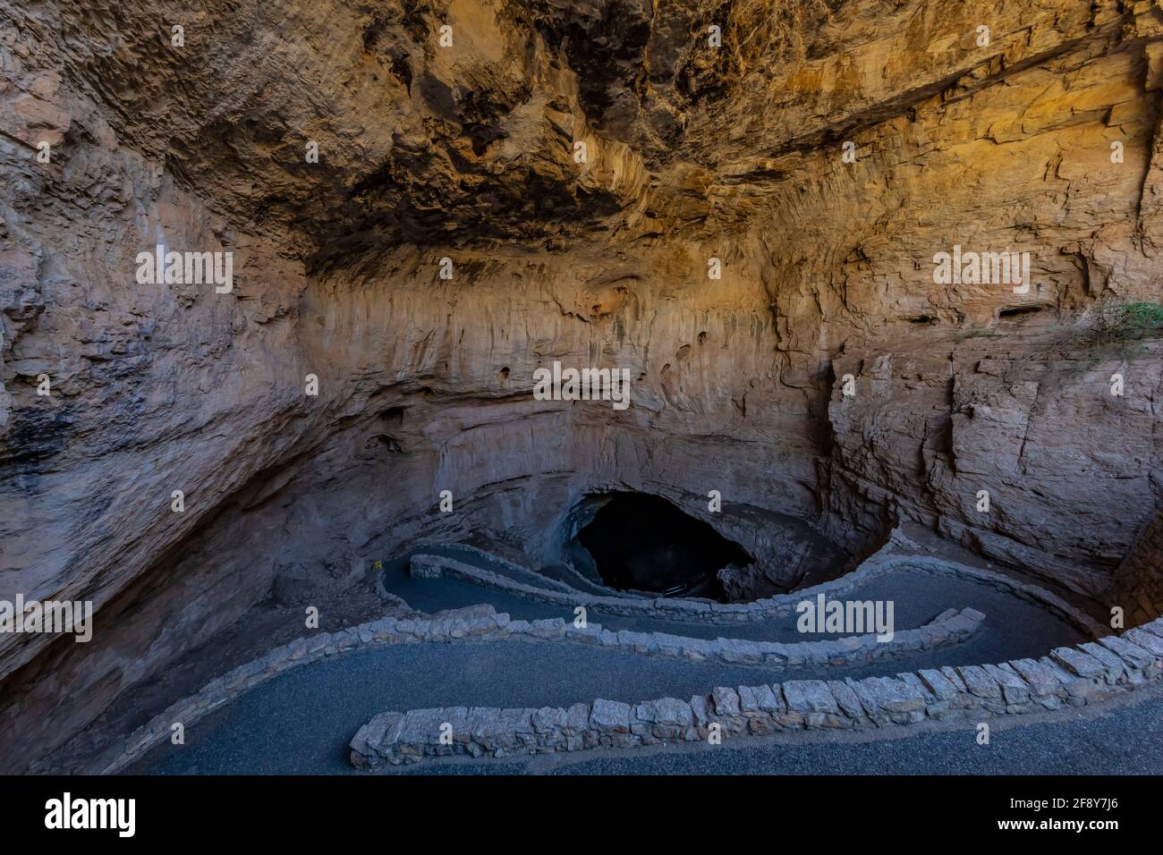 Natürlicher Eingang Pfad, der in die beleuchteten Höhlen des Carlsbad Caverns National Park, New Mexico, USA, führt Stockfoto