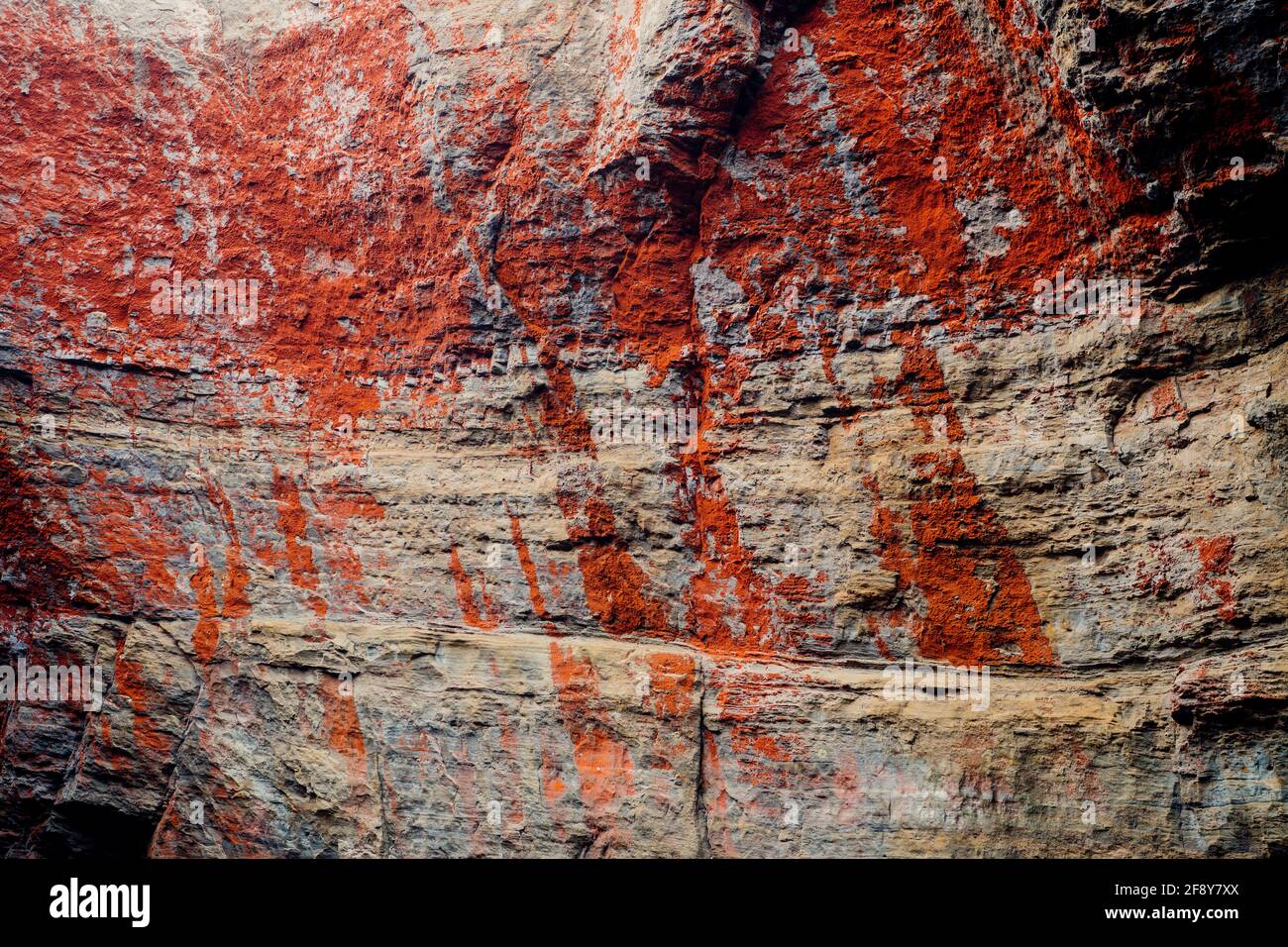 Gesteinsformationen, die vom Meer erodiert wurden, Devils Punch Bowl, Newport, Oregon, USA Stockfoto