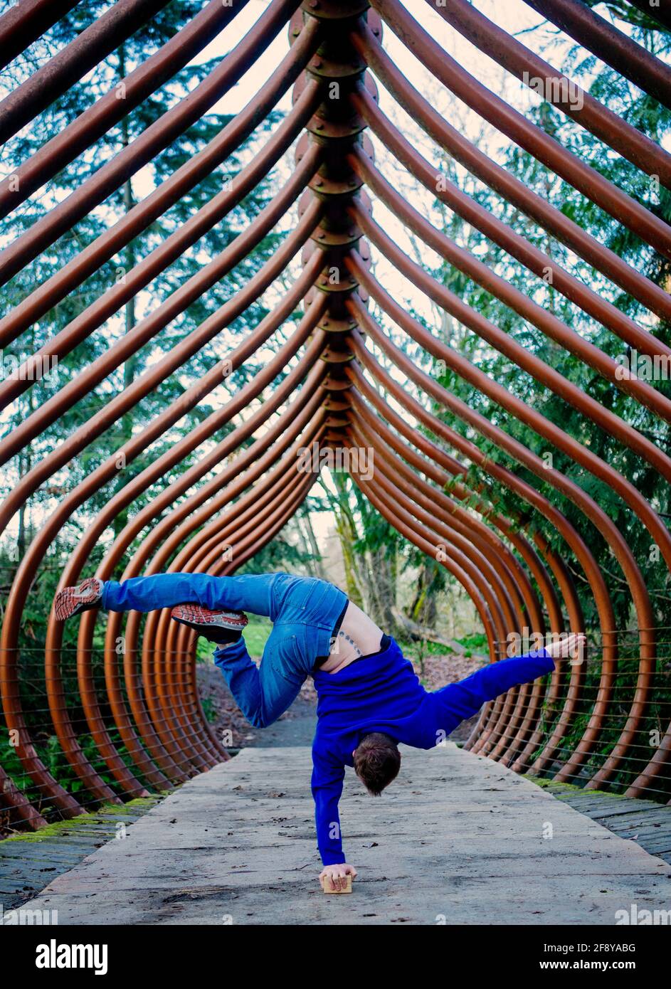 Mann, der Yoga auf der Brücke praktiziert, Salmon Bone Bridge, Seattle, Washington, USA Stockfoto