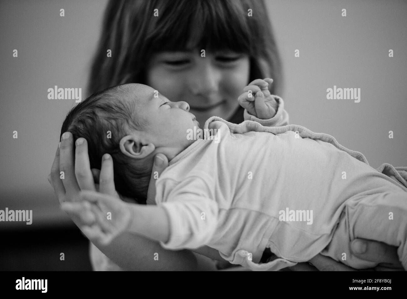 Porträt der Schwester mit neugeborenem Baby Stockfoto
