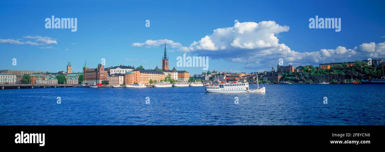 Stadtbild mit Fähre am Wasser, Riddarfjarden, Stockholm, Schweden Stockfoto