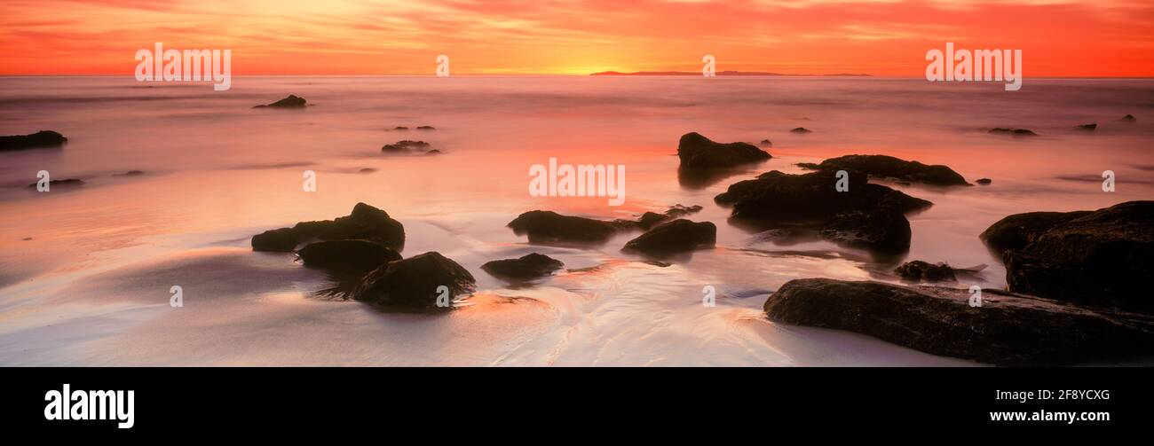 Sonnenuntergang über dem Meer, Woods Cove, Laguna Beach, Kalifornien, USA Stockfoto