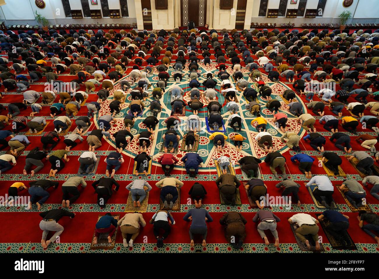 Duhok, Irak. April 2021. Die irakischen Kurden halten sich in sozialer Distanz, da sie Tarawih-Gebete in der Seydou-Moschee in Duhok anbieten.das Tarawih-Gebet ist ein zusätzliches Gebet, das von Muslimen auf der ganzen Welt in der Nacht nach Isha (Nachtgebet) im heiligen Monat Ramadan durchgeführt wird. (Foto von Ismael Adnan/SOPA Images/Sipa USA) Quelle: SIPA USA/Alamy Live News Stockfoto