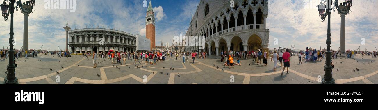 360-Grad-Ansicht des Markusplatzes mit Touristen, Venedig, Venetien, Italien Stockfoto
