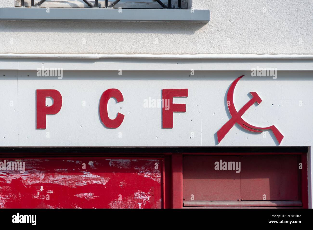 Äußeres Detail des Hauptquartiers der Sektion der Kommunistischen Partei Frankreichs (PCF) in Suresnes, Hauts-de-seine, Frankreich Stockfoto