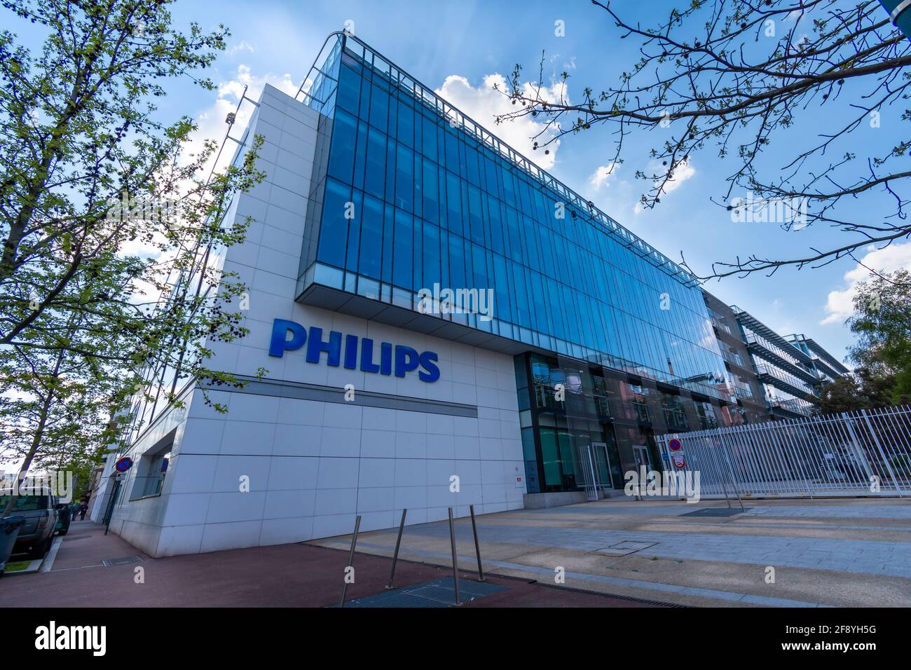 Außenansicht des französischen Hauptsitzes von Philips, einem internationalen niederländischen Konzern, der sich auf Haushaltsgeräte, medizinische Geräte und Beleuchtung spezialisiert hat Stockfoto