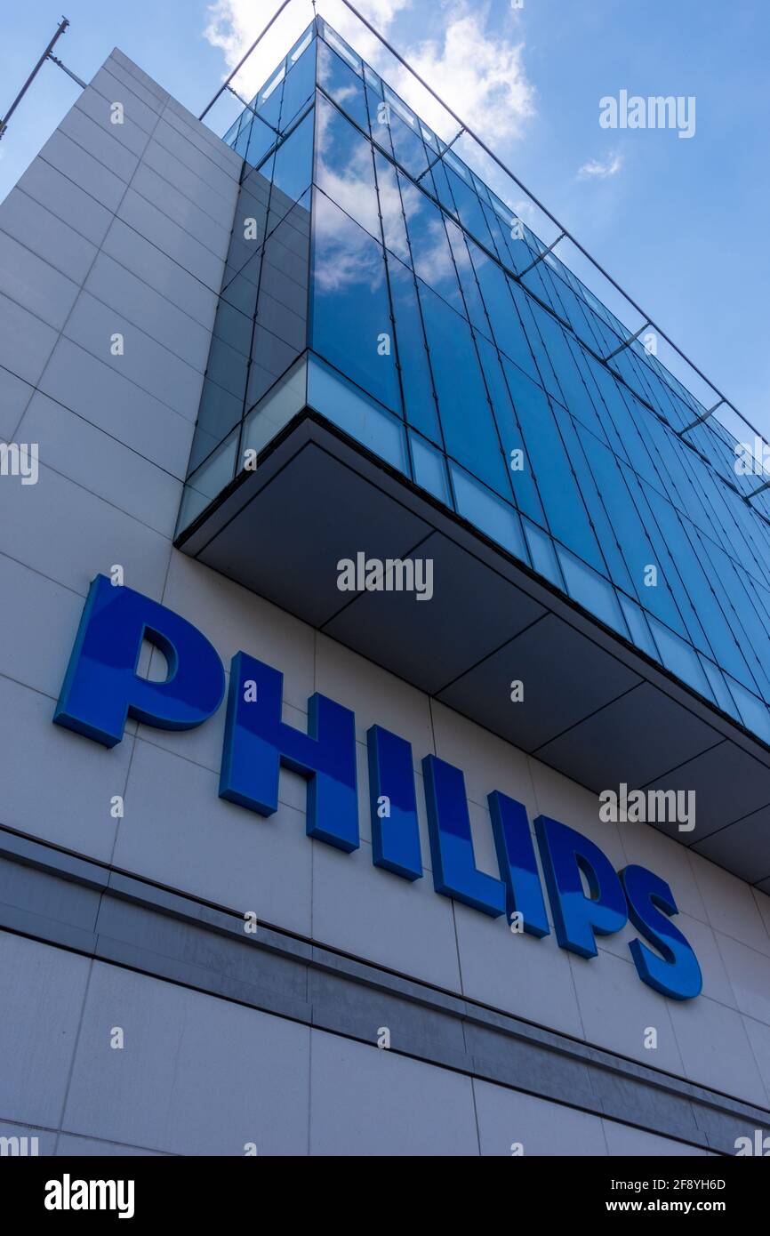 Logo an der Fassade des französischen Hauptquartiers von Philips, einer niederländischen Gruppe, die sich auf Haushaltsgeräte, medizinische Geräte und Beleuchtung spezialisiert hat Stockfoto