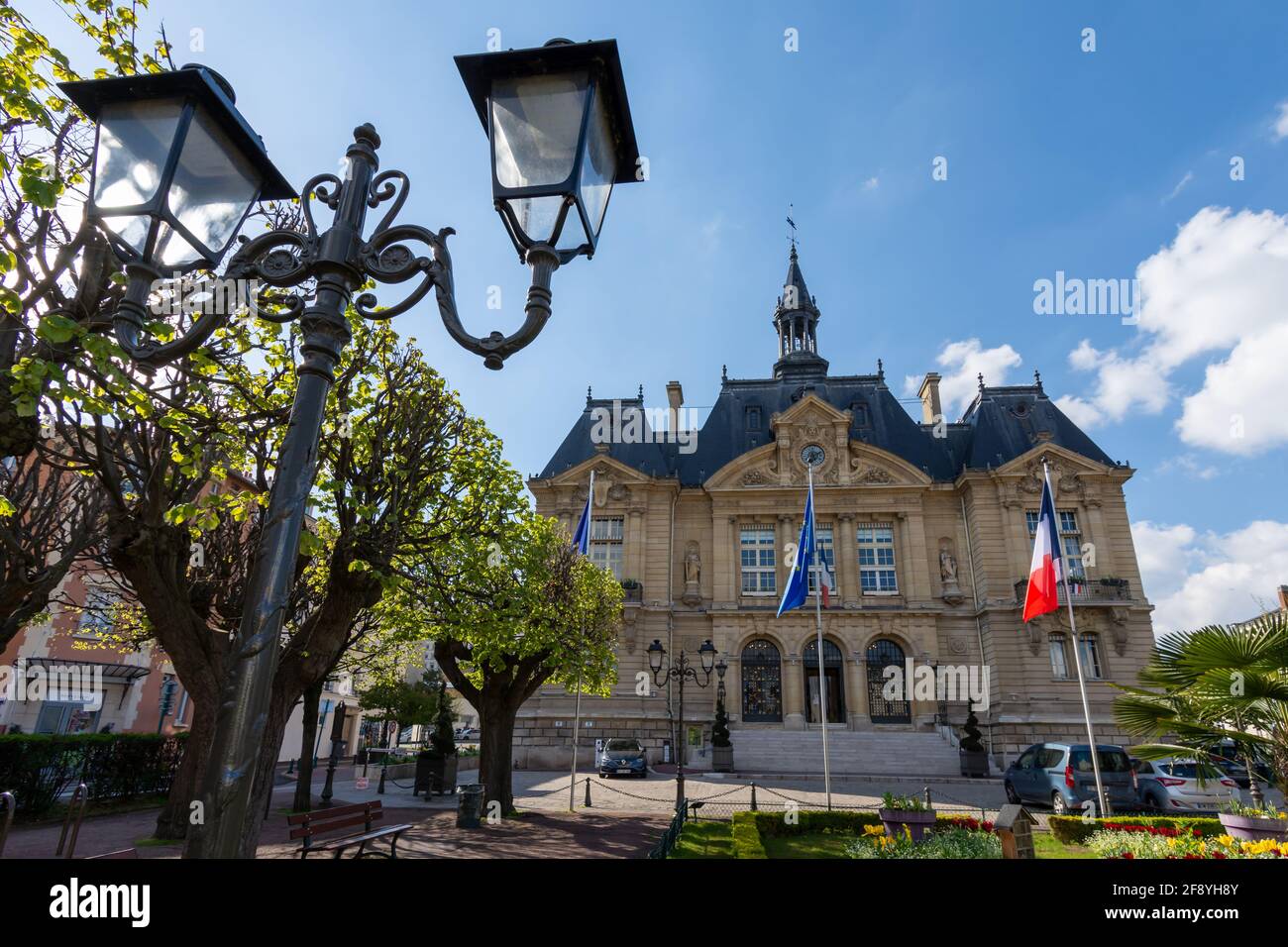 Außenansicht des Rathauses von Suresnes, einer Stadt im Département Hauts-de-seine, westlich von Paris, Frankreich Stockfoto