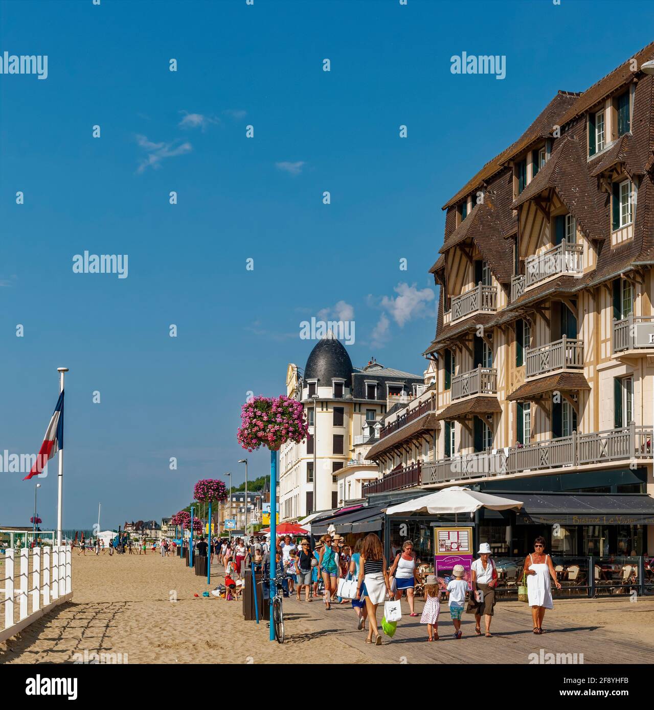 Eine schöne Promenade, Touristen und Hotels, Trouville Sur Mer, Deauville, Normandie, Frankreich Stockfoto