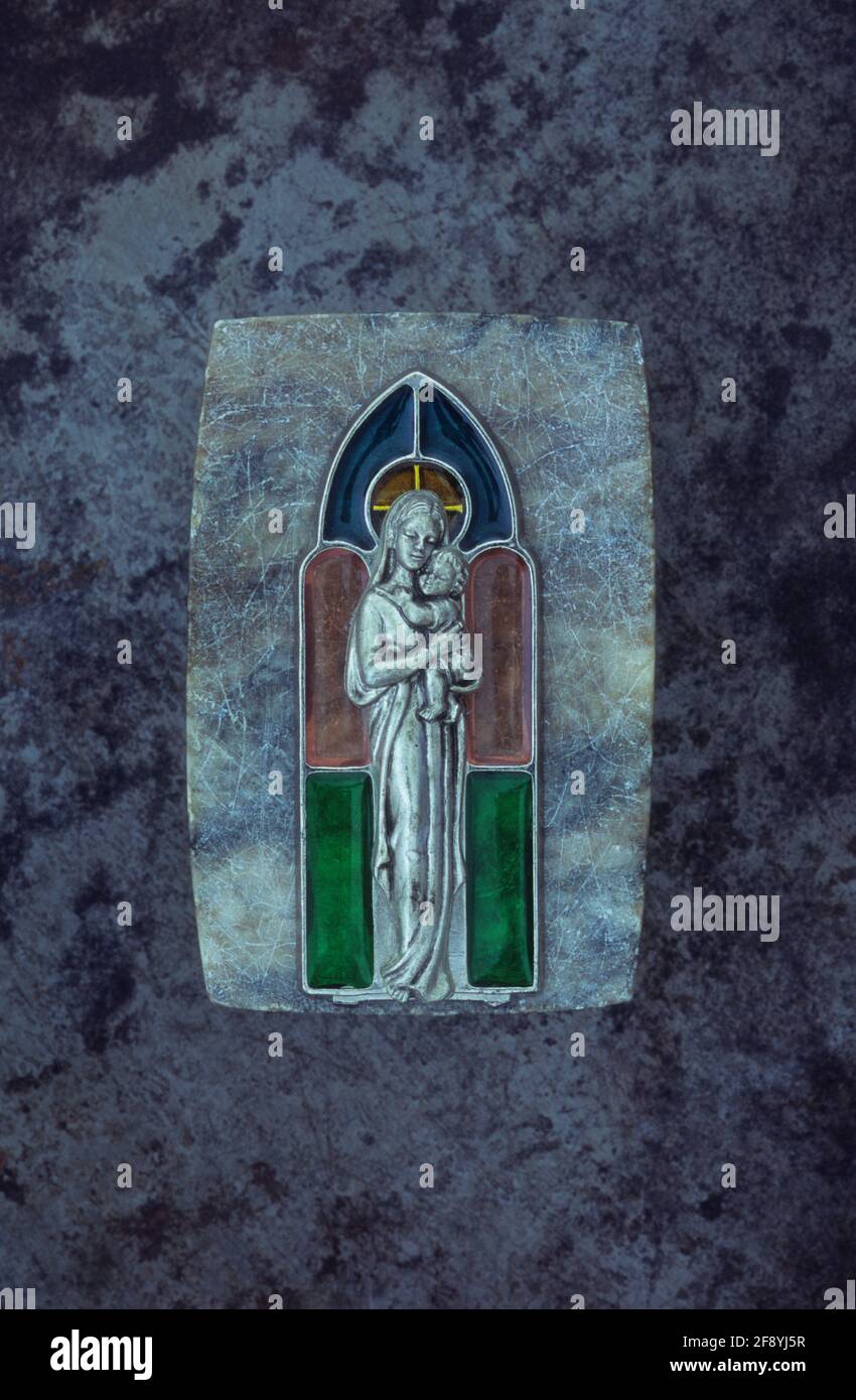 Modernes Glas- und Silbermodell der Jungfrau Maria mit Baby Jesus Stockfoto