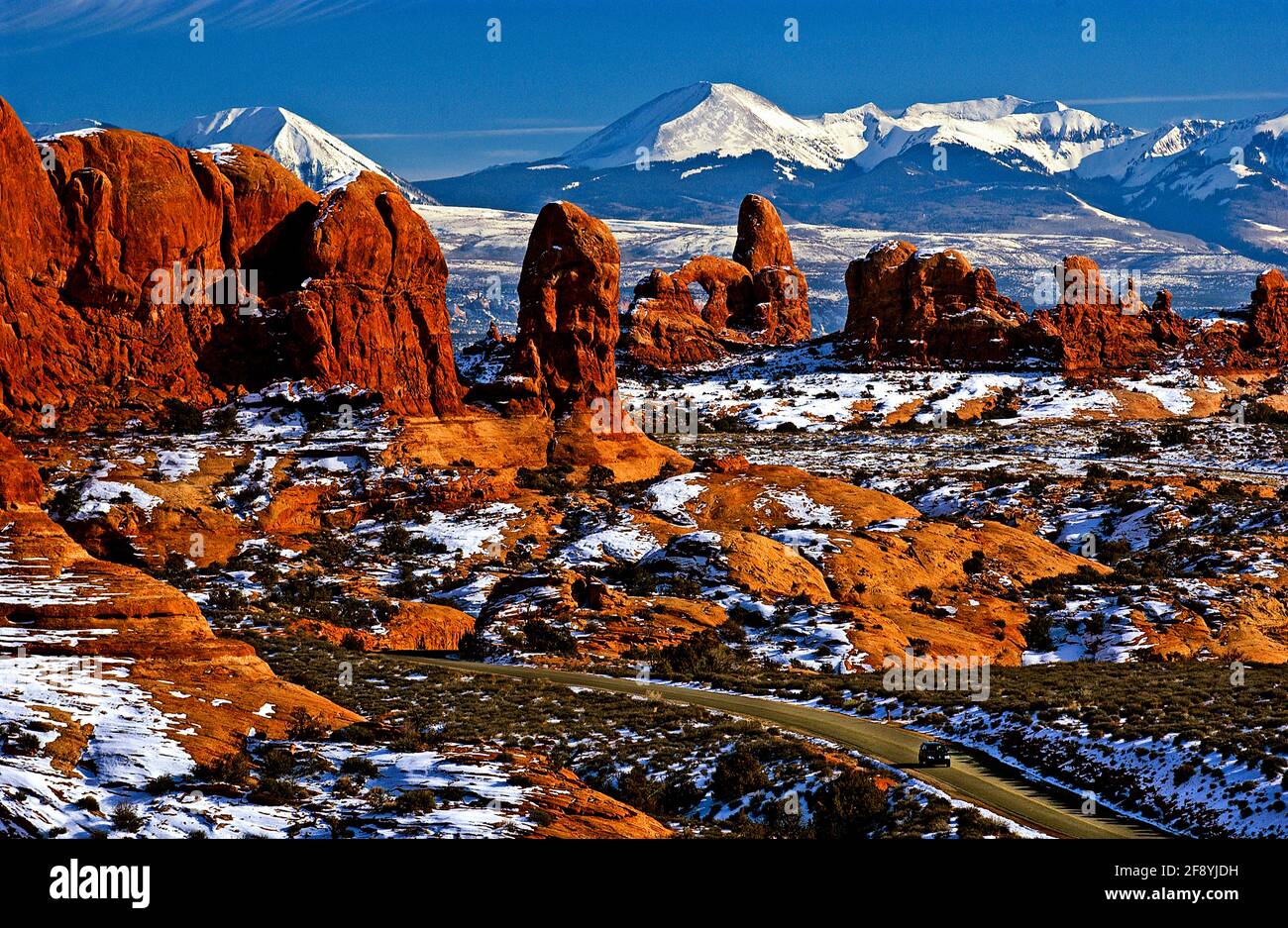 Landschaft mit Sandsteinfelsen und Straßen im Winter, Arches National Park, Utah, USA Stockfoto