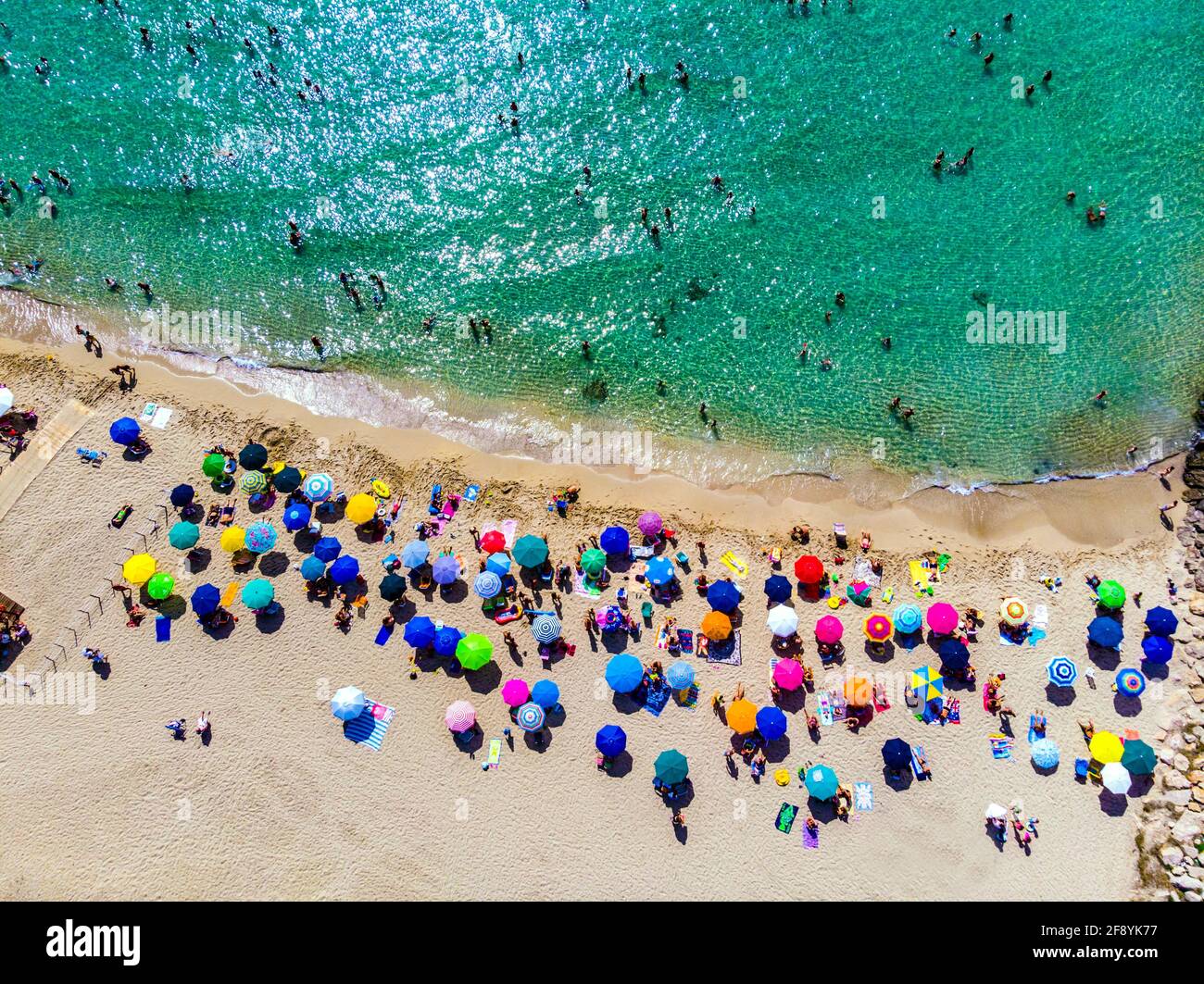 Luftaufnahme von Touristen am Strand, Campomarino, Taranto, Italien Stockfoto