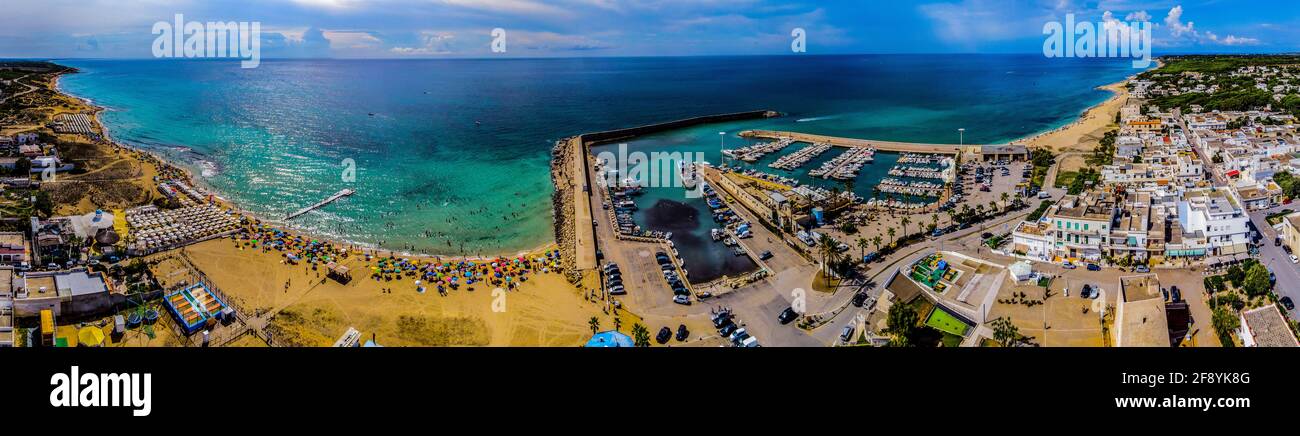 Luftaufnahme des Strandes, der Mittelmeerküste und des Yachthafens, Campomarino, Taranto, Italien Stockfoto