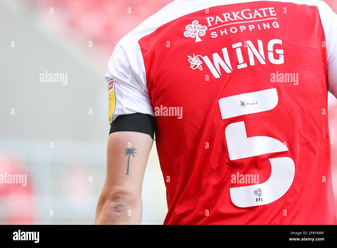 Rotherham, Großbritannien. April 2021. Lewis Wing #5 von Rotherham United trägt ein schwarzes Armband, nachdem am Freitag in Rotherham, Großbritannien, der 99/15/2021, den Tod des Duke of Edinburgh im Alter von 4 Jahren bekannt gegeben hatte. (Foto von Isaac Parkin/News Images/Sipa USA) Quelle: SIPA USA/Alamy Live News Stockfoto