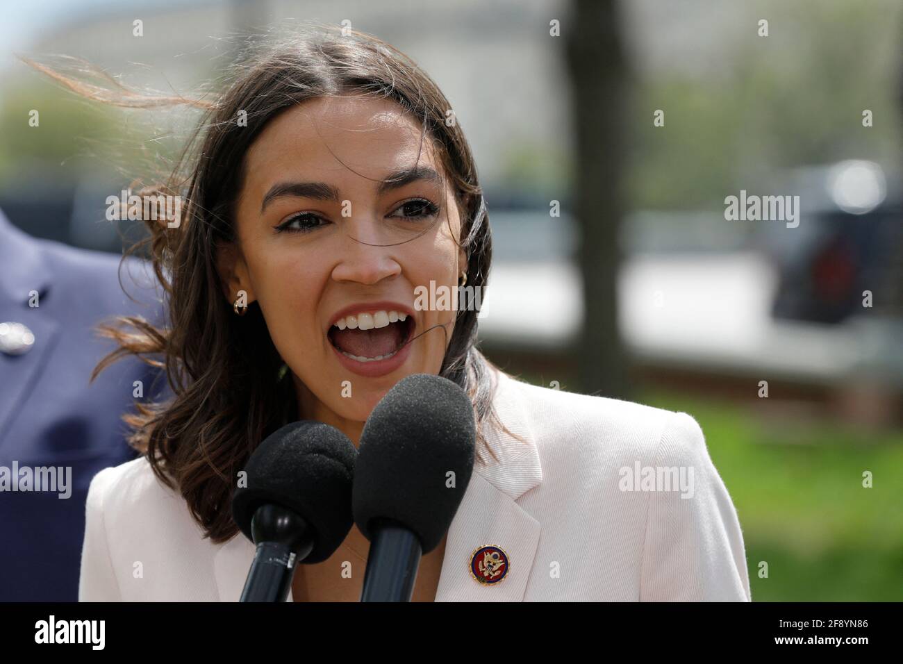 Washington, Usa. April 2021. Die US-Kongressabgeordnete Alexandria Ocasio-Cortez (D-NY) spricht am 15. April 2021 während einer Pressekonferenz über das Pilotprogramm für Postbanken auf dem Capitol Hill in Washington. Foto von Yuri Gripas/ABACAPRESS.COM Quelle: Abaca Press/Alamy Live News Stockfoto