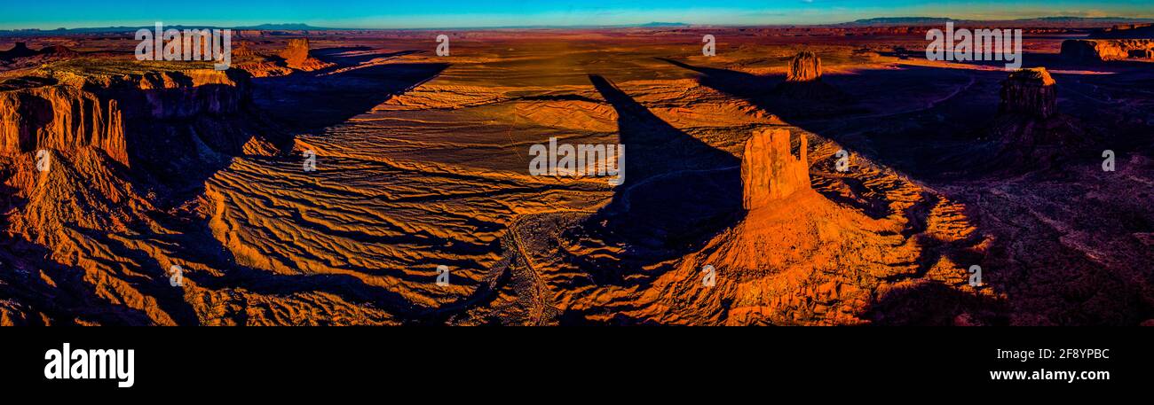 Luftaufnahme der Wüste bei Sonnenaufgang, Monument Valley, Arizona, USA Stockfoto