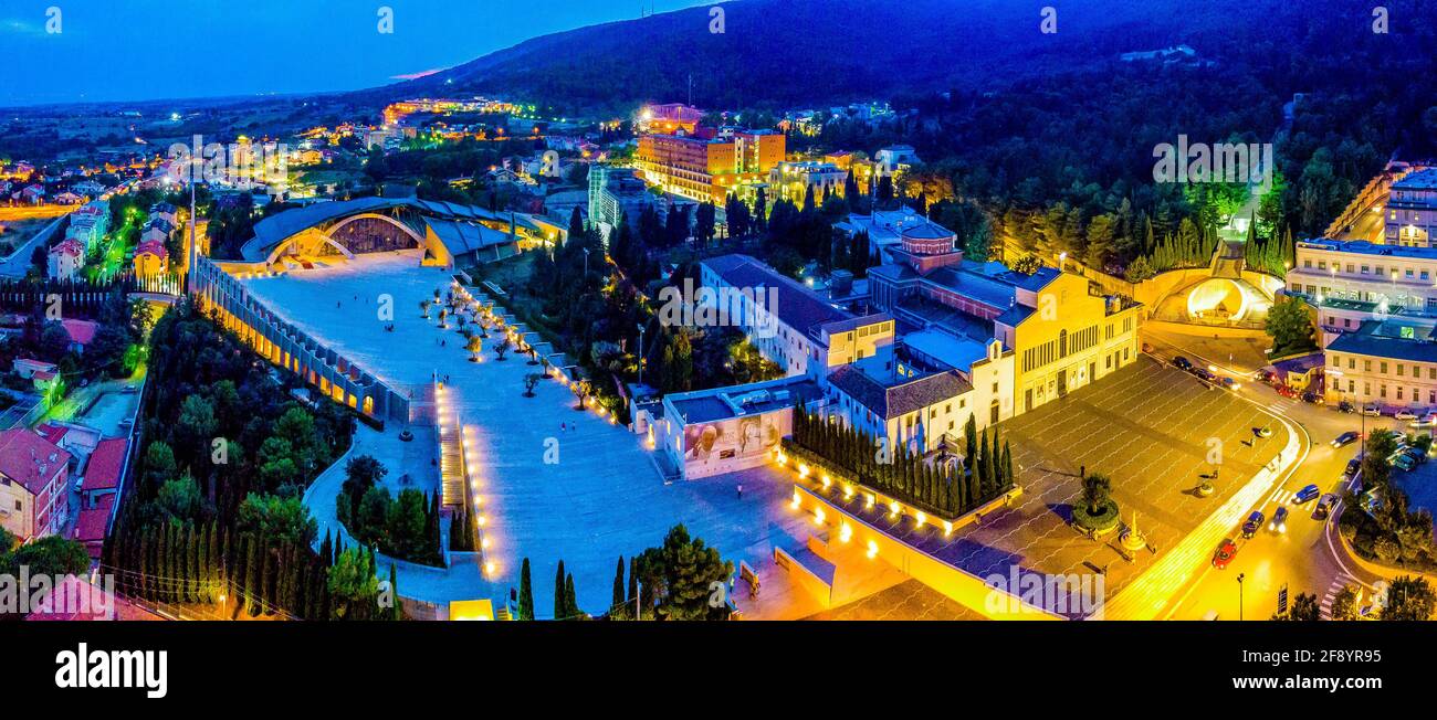 Luftaufnahme des Stadtbildes bei Nacht mit dem Heiligtum von Padre Pio, San Giovanni Rotondo, Italien Stockfoto