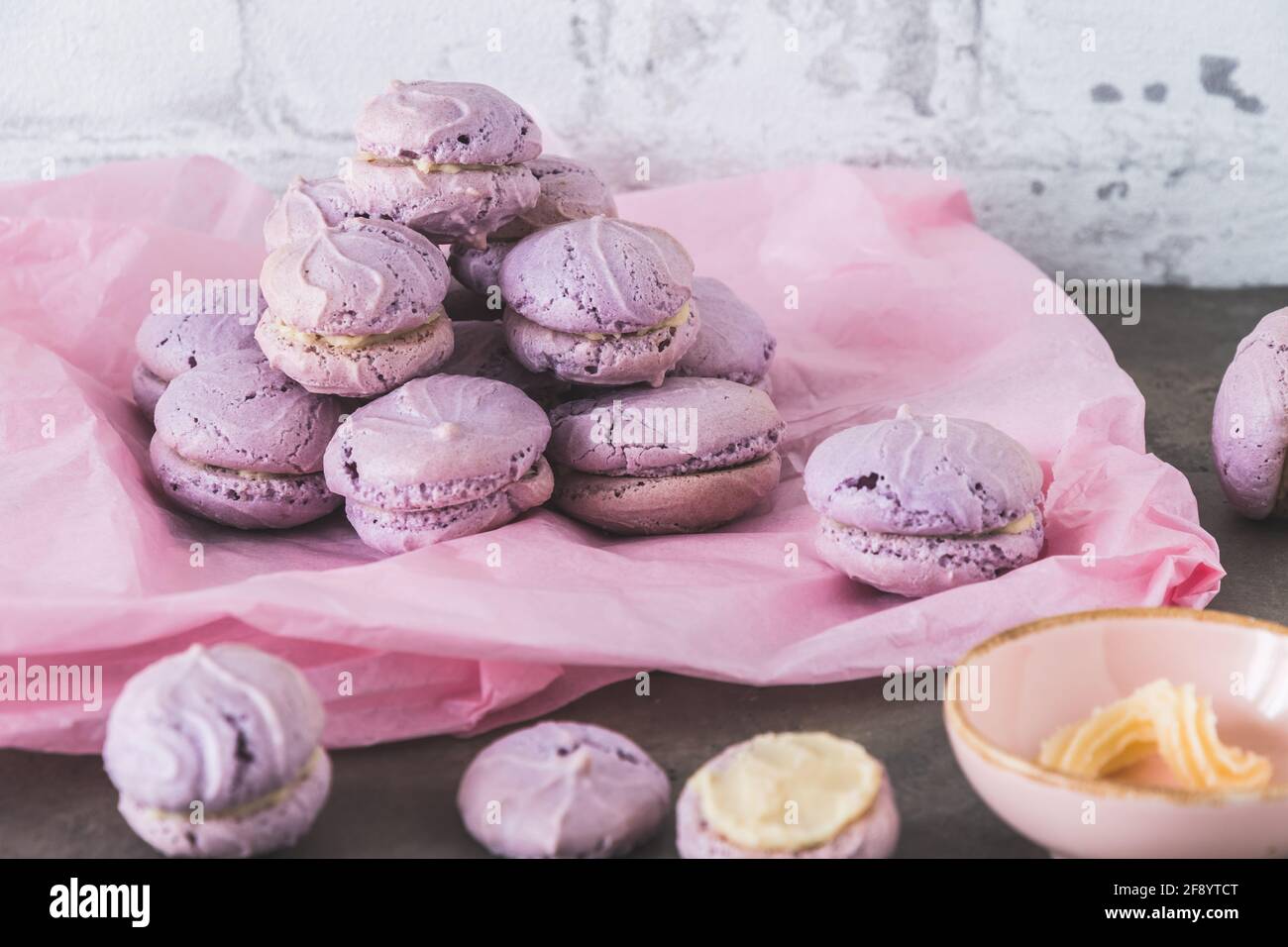 Hausgemachte bunte Kekse mit weißer Schokoladencreme-Füllung in Makronen Stil Stockfoto