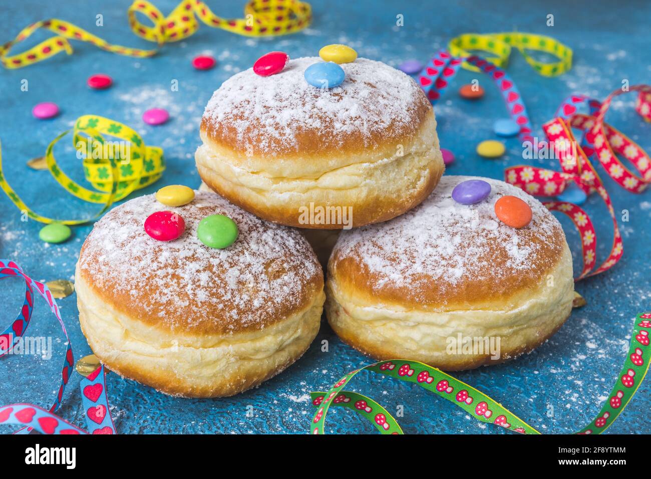 Krapfen, Berliner oder Donuts mit Streamer, Konfetti und ...