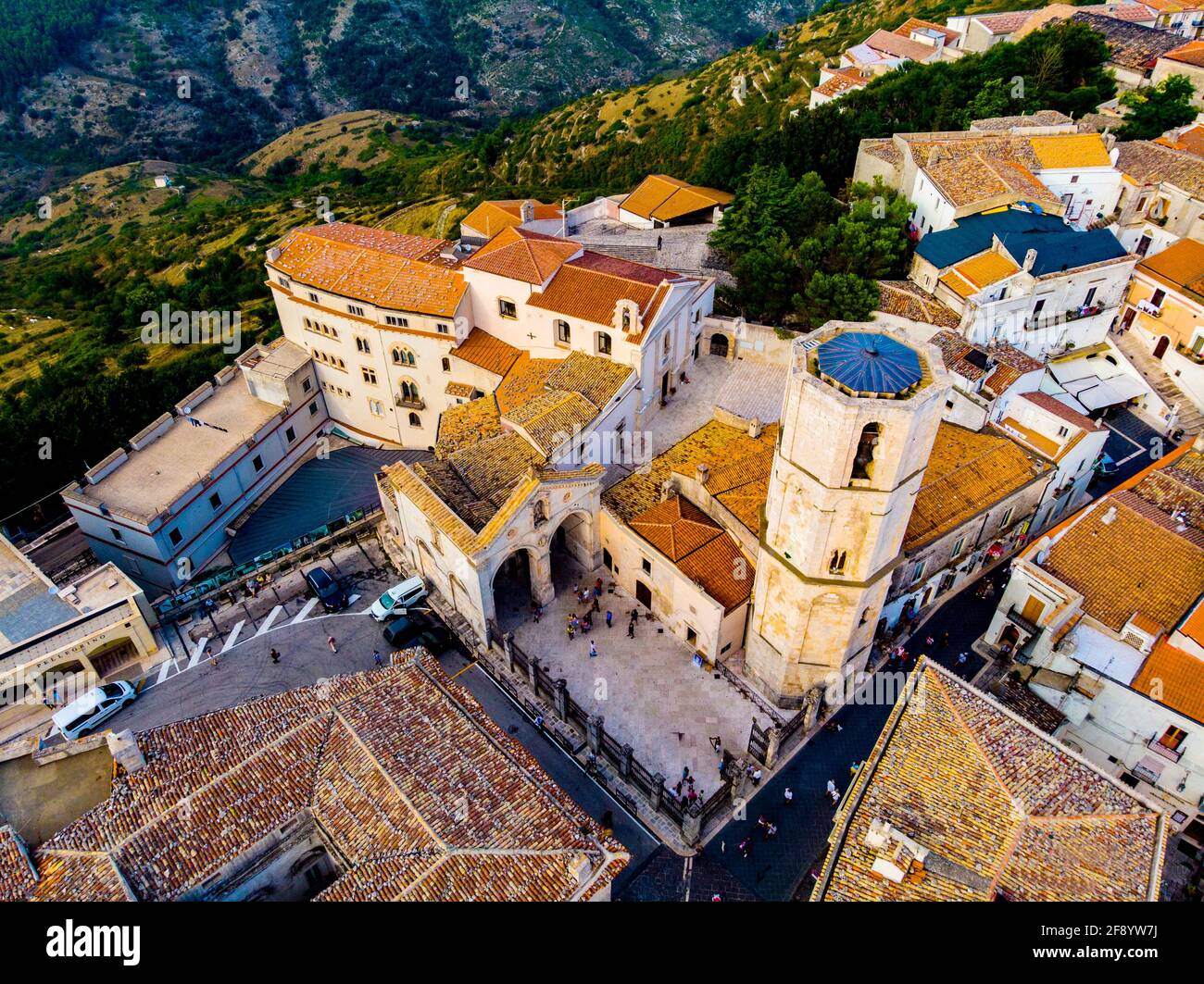 Luftaufnahme des Heiligtums von San Michele Arcangelo, Monte SantAngelo, Apulien, Italien Stockfoto