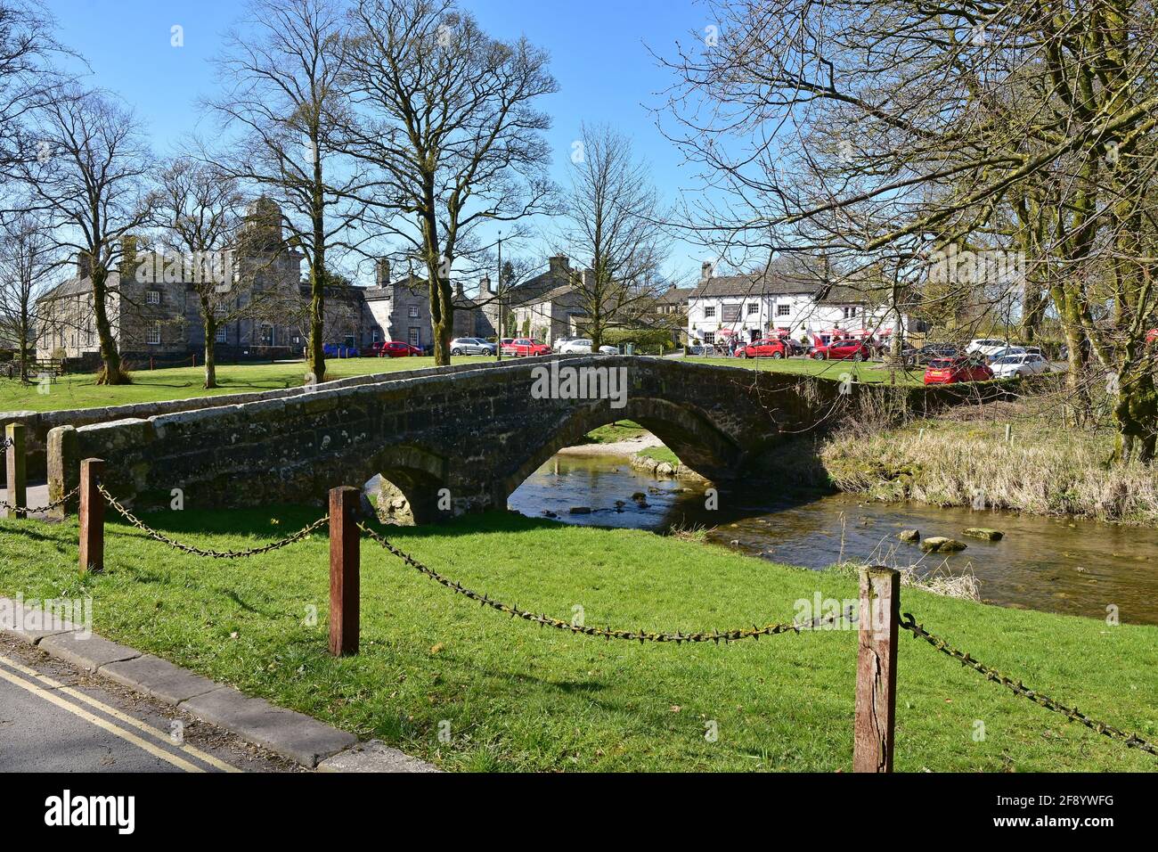 Brücke über Linton Beck, Wharfedale, Yorkshire Dales im Frühling Stockfoto