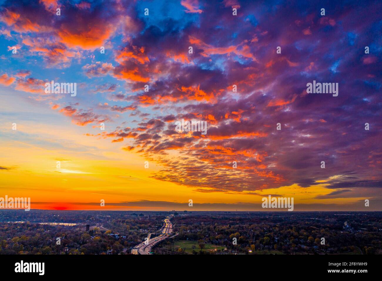 Moody Himmel bei Sonnenuntergang über Minneapolis, Minnesota, USA Stockfoto